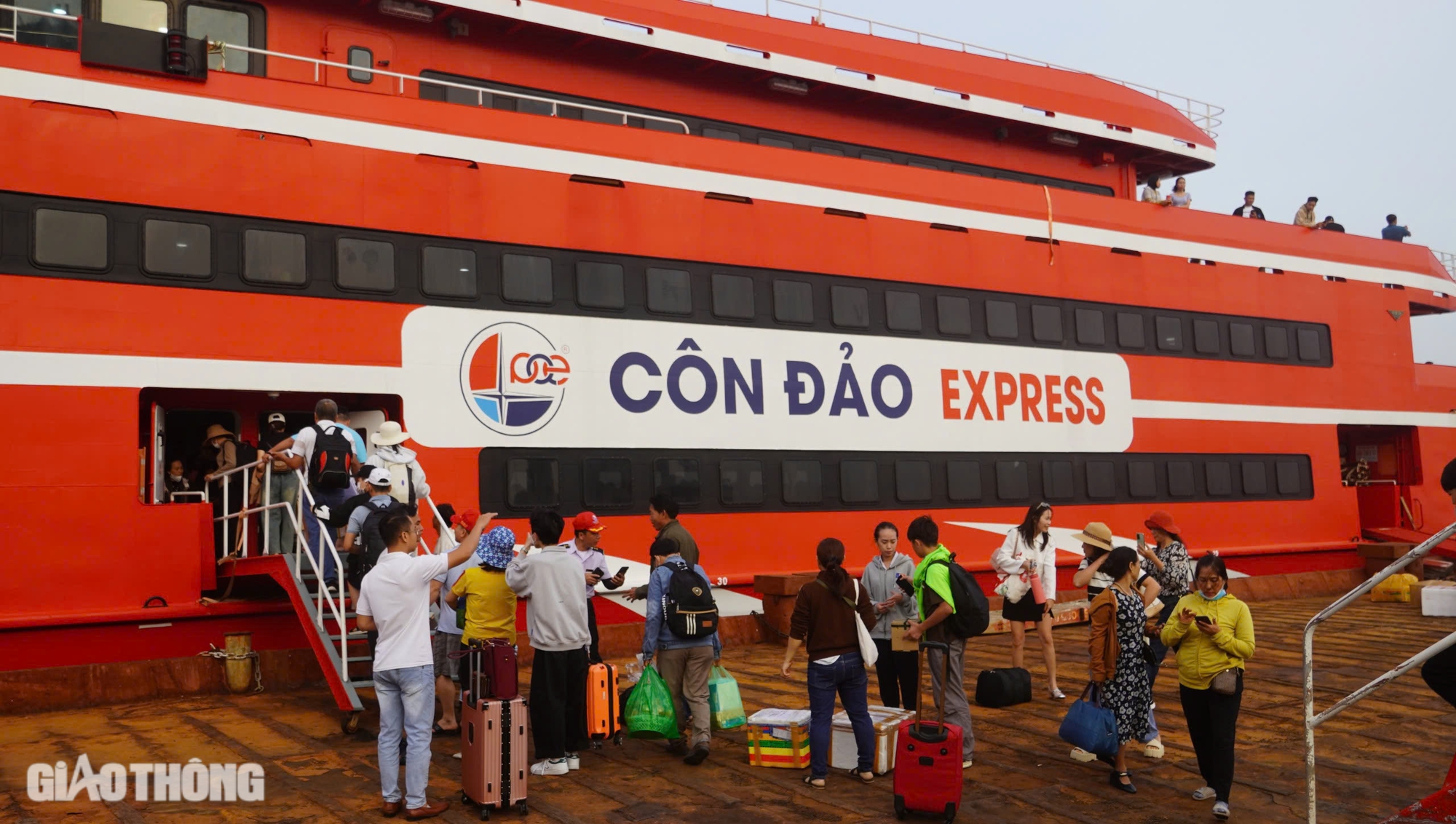 H&agrave;ng trăm du kh&aacute;ch phấn khởi l&ecirc;n t&agrave;u cao tốc ra C&ocirc;n Đảo- Ảnh 1.