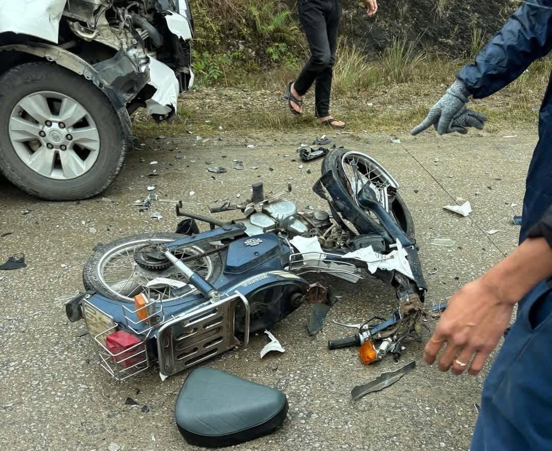 Đi xe gắn m&aacute;y đối đầu với xe b&aacute;n tải, nam sinh lớp 11 tử vong- Ảnh 2.