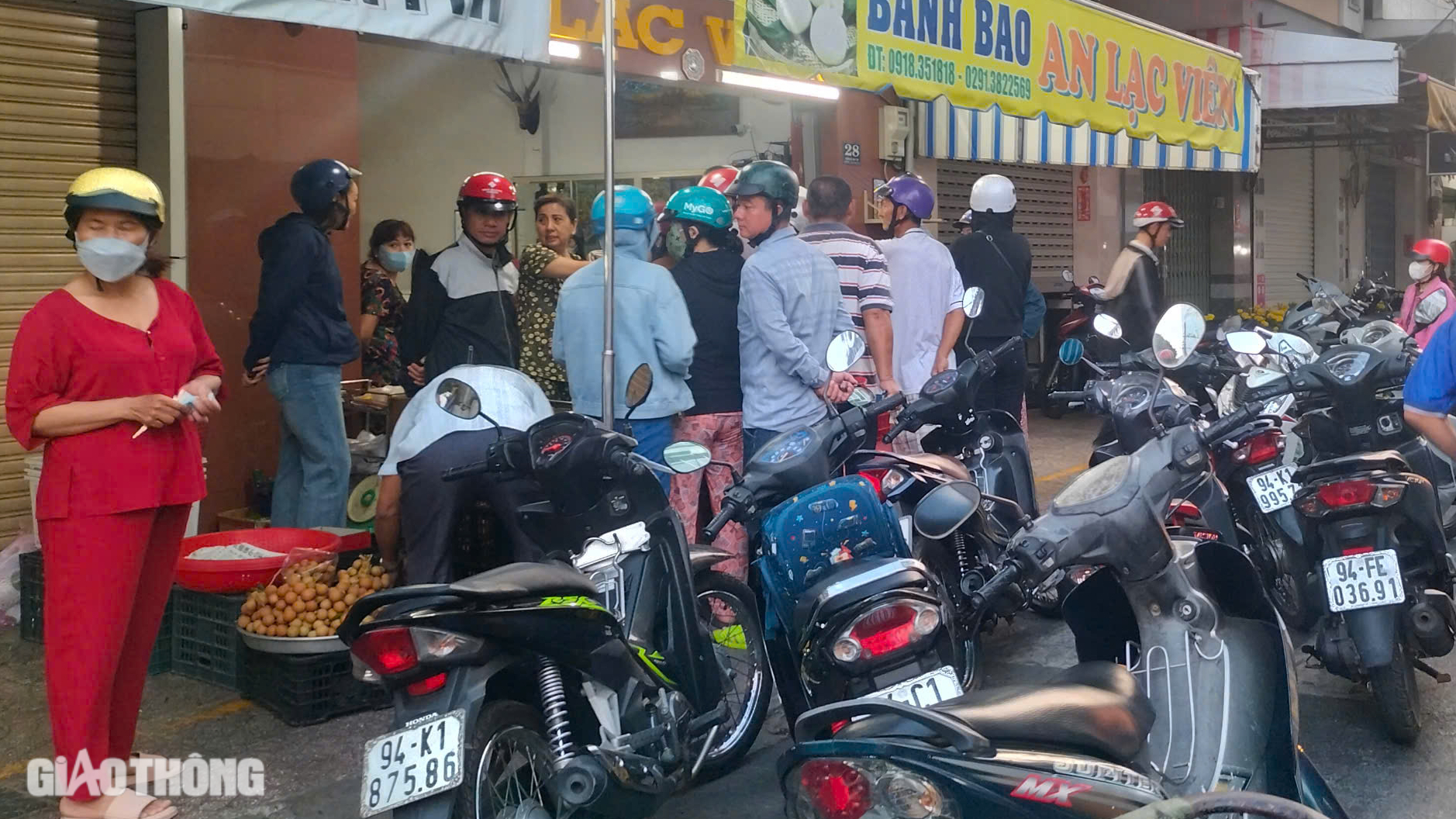 Bạc Liêu: Người dân tấp nập mua lễ vật ngày vía Thần Tài- Ảnh 3. Bạc Liêu: Người dân tấp nập mua lễ vật ngày vía Thần Tài- Ảnh 3.