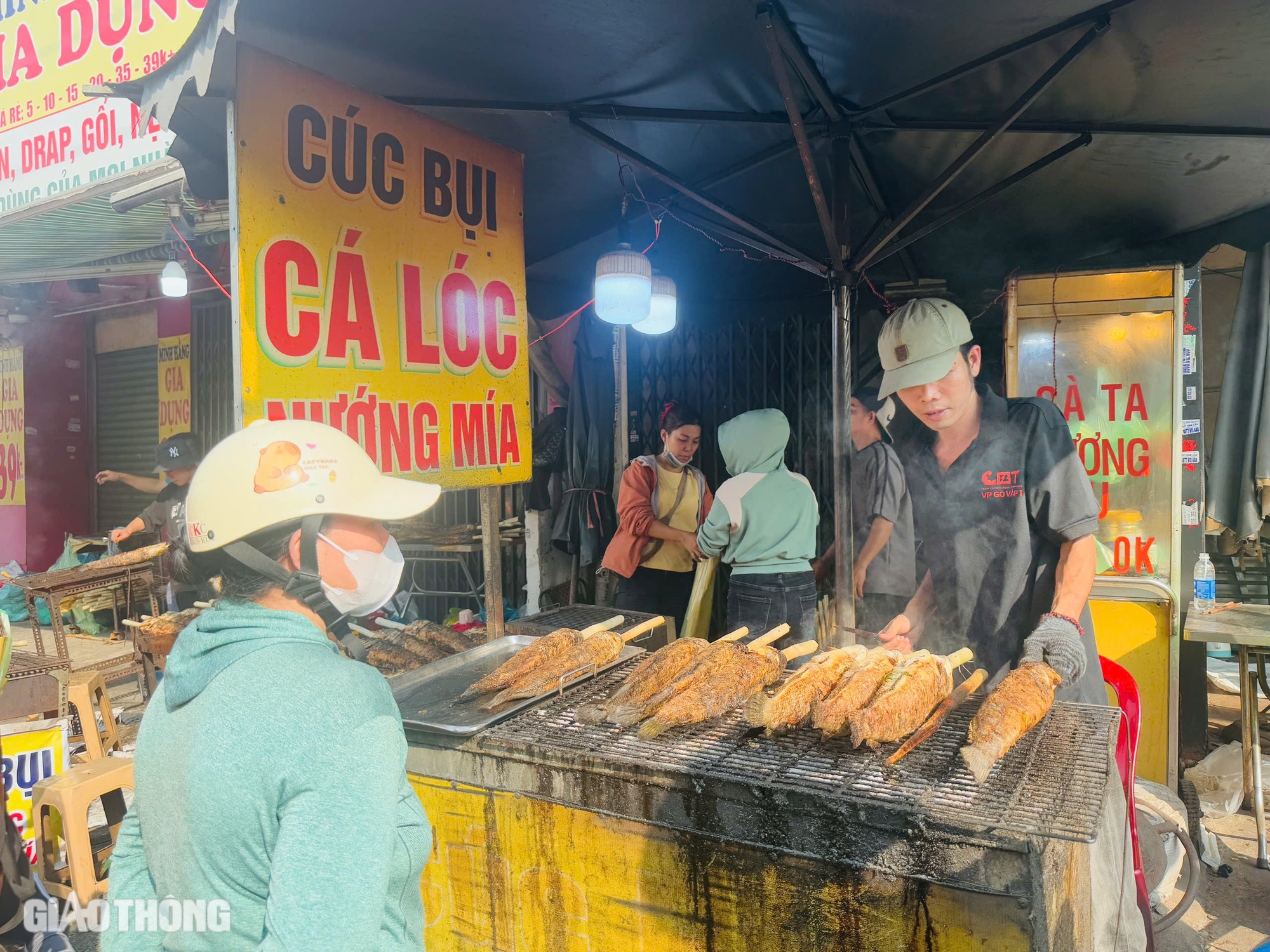 Nhộn nhịp tại "thiên đường" cá lóc nướng ngày vía Thần Tài- Ảnh 10. Nhộn nhịp tại "thiên đường" cá lóc nướng ngày vía Thần Tài- Ảnh 10.