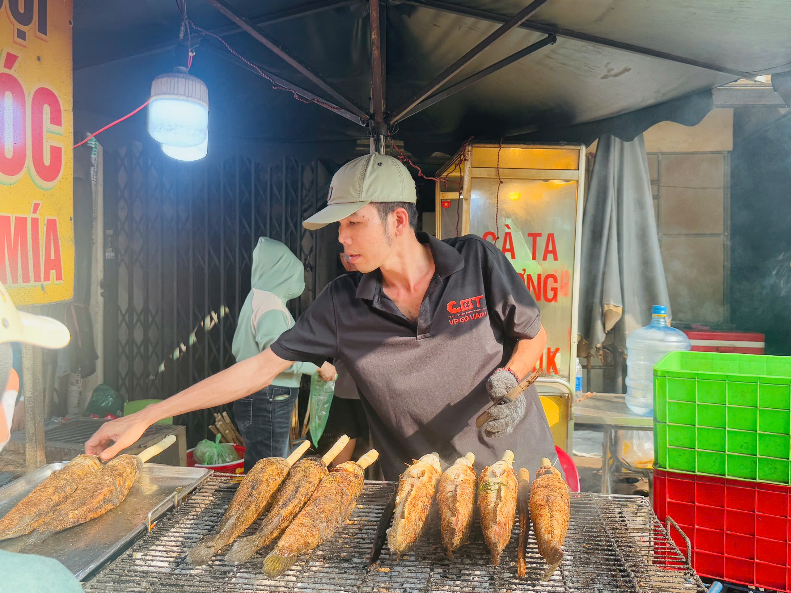 Nhộn nhịp tại "thiên đường" cá lóc nướng ngày vía Thần Tài- Ảnh 7. Nhộn nhịp tại "thiên đường" cá lóc nướng ngày vía Thần Tài- Ảnh 7.