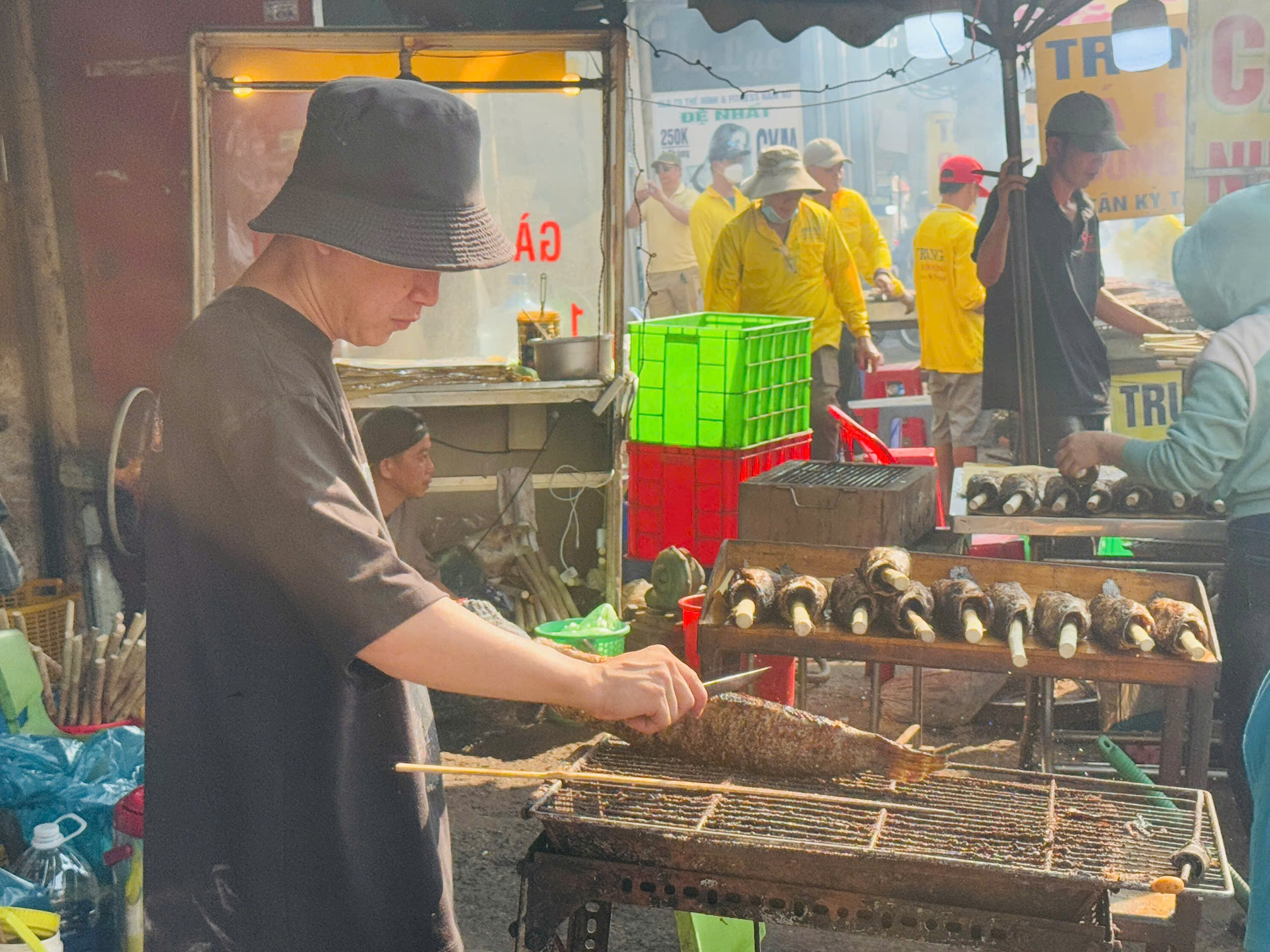 Nhộn nhịp tại "thiên đường" cá lóc nướng ngày vía Thần Tài- Ảnh 9. Nhộn nhịp tại "thiên đường" cá lóc nướng ngày vía Thần Tài- Ảnh 9.