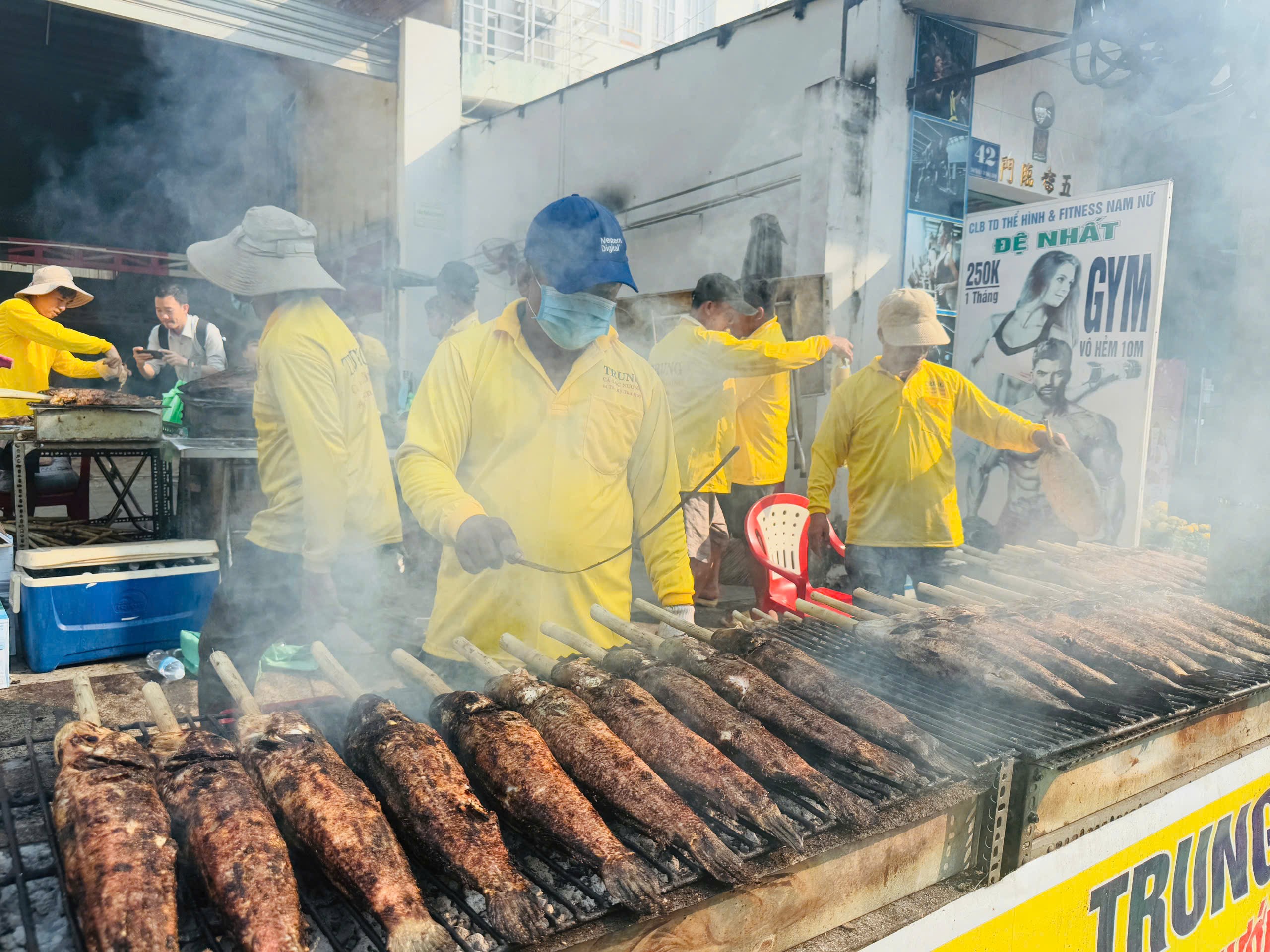 Nhộn nhịp tại "thiên đường" cá lóc nướng ngày vía Thần Tài- Ảnh 5. Nhộn nhịp tại "thiên đường" cá lóc nướng ngày vía Thần Tài- Ảnh 5.