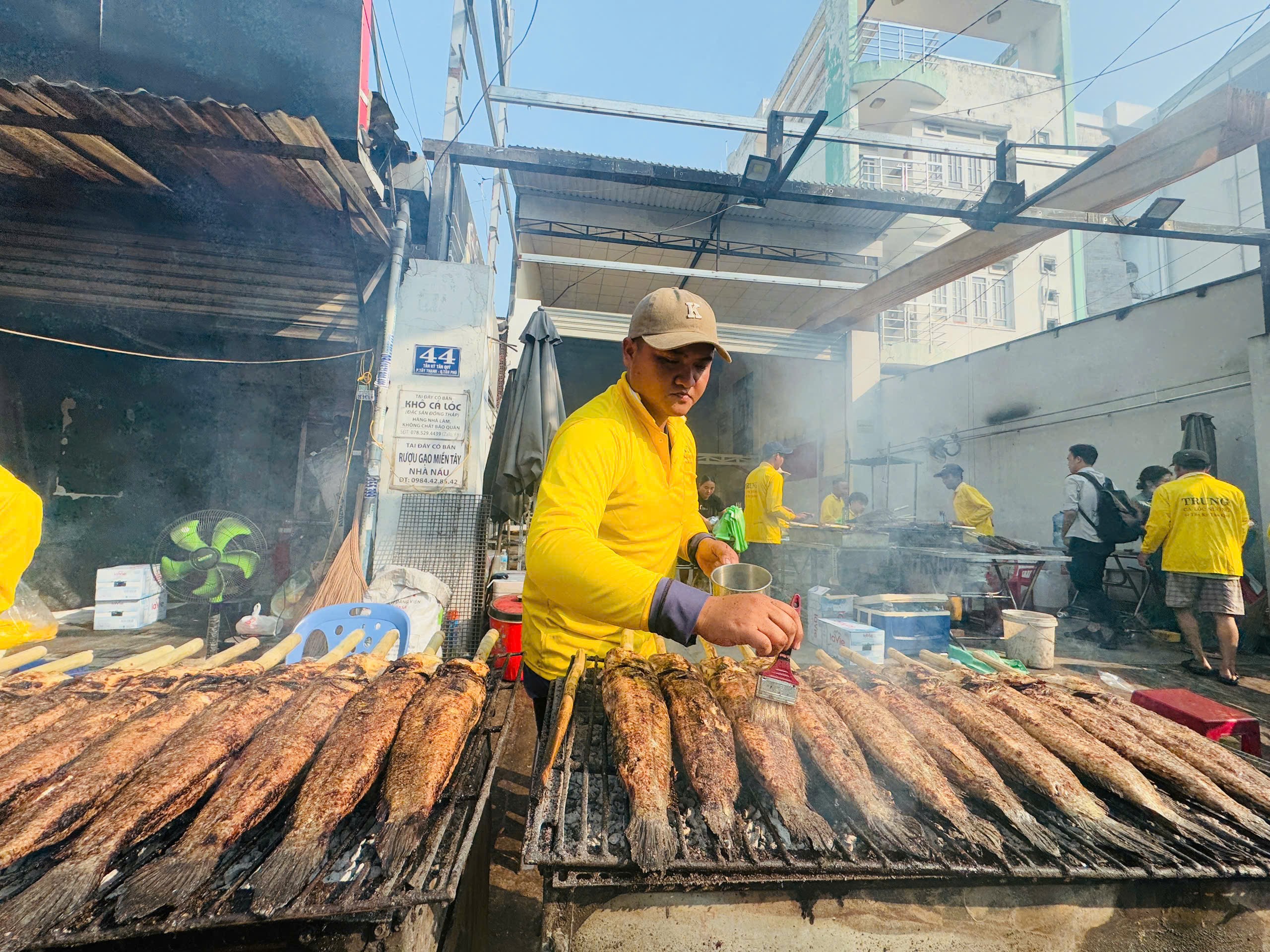 Nhộn nhịp tại "thiên đường" cá lóc nướng ngày vía Thần Tài- Ảnh 6. Nhộn nhịp tại "thiên đường" cá lóc nướng ngày vía Thần Tài- Ảnh 6.