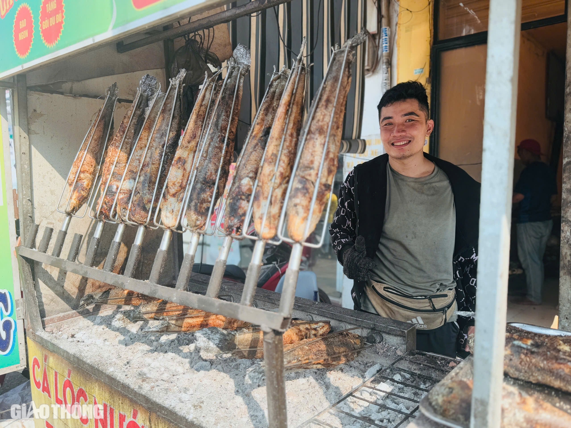 Nhộn nhịp tại "thiên đường" cá lóc nướng ngày vía Thần Tài- Ảnh 11. Nhộn nhịp tại "thiên đường" cá lóc nướng ngày vía Thần Tài- Ảnh 11.