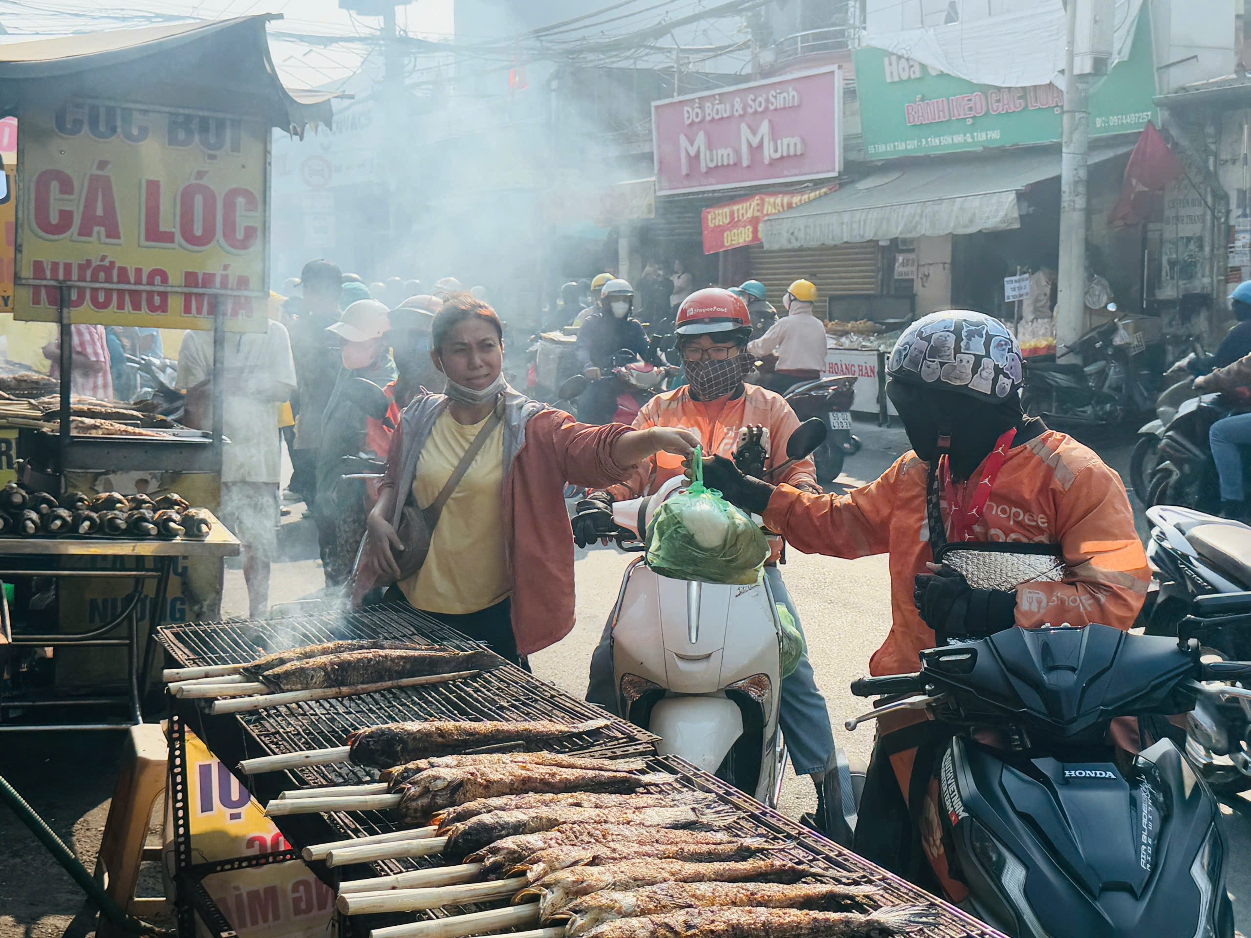 Nhộn nhịp tại "thiên đường" cá lóc nướng ngày vía Thần Tài- Ảnh 13. Nhộn nhịp tại "thiên đường" cá lóc nướng ngày vía Thần Tài- Ảnh 13.