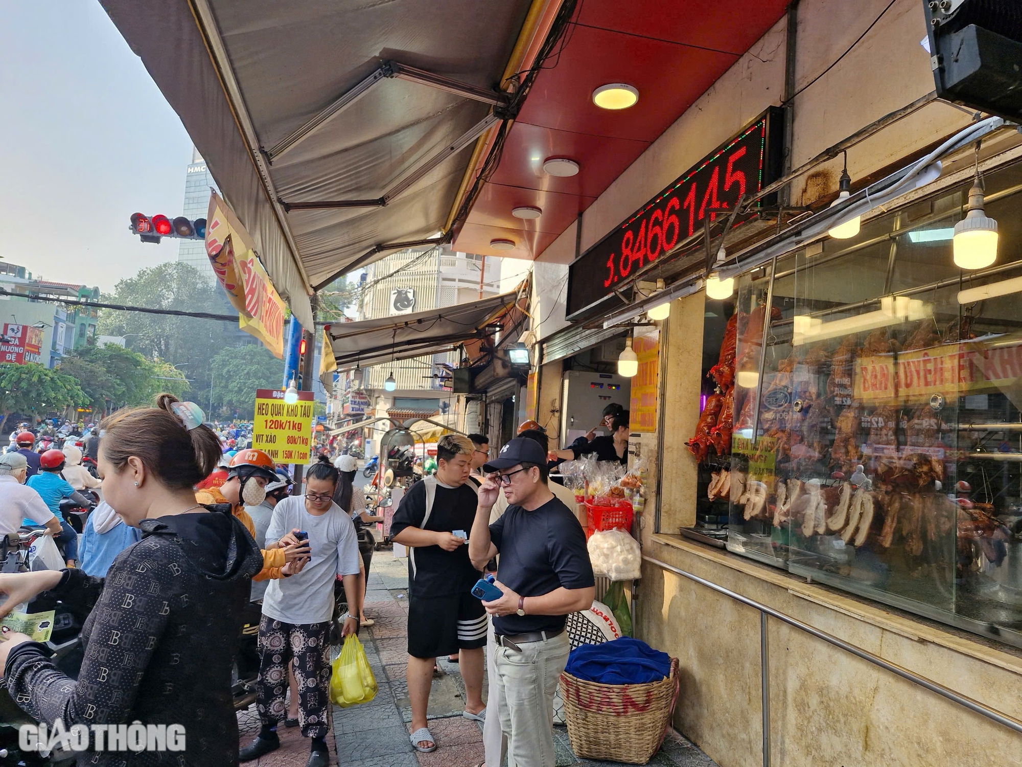 Nhộn nhịp tại "thiên đường" cá lóc nướng ngày vía Thần Tài- Ảnh 17. Nhộn nhịp tại "thiên đường" cá lóc nướng ngày vía Thần Tài- Ảnh 17.