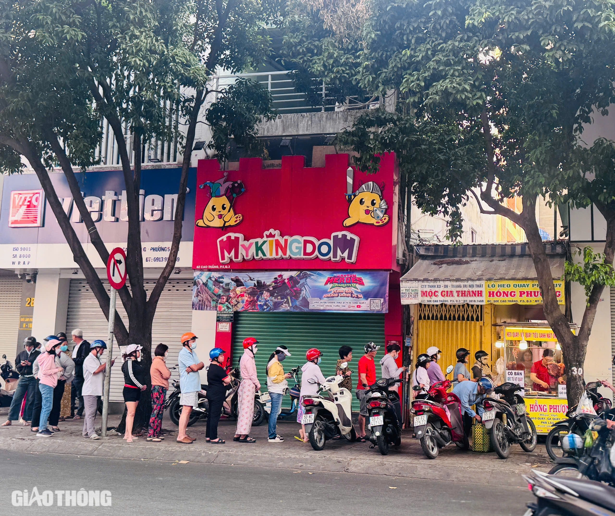 Nhộn nhịp tại "thiên đường" cá lóc nướng ngày vía Thần Tài- Ảnh 20. Nhộn nhịp tại "thiên đường" cá lóc nướng ngày vía Thần Tài- Ảnh 20.