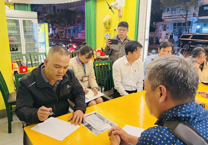 Tạm ngừng kinh doanh nh&agrave; h&agrave;ng bị tố &ldquo;chặt ch&eacute;m&rdquo; 1 triệu đồng 2 đĩa rau muống- Ảnh 1.