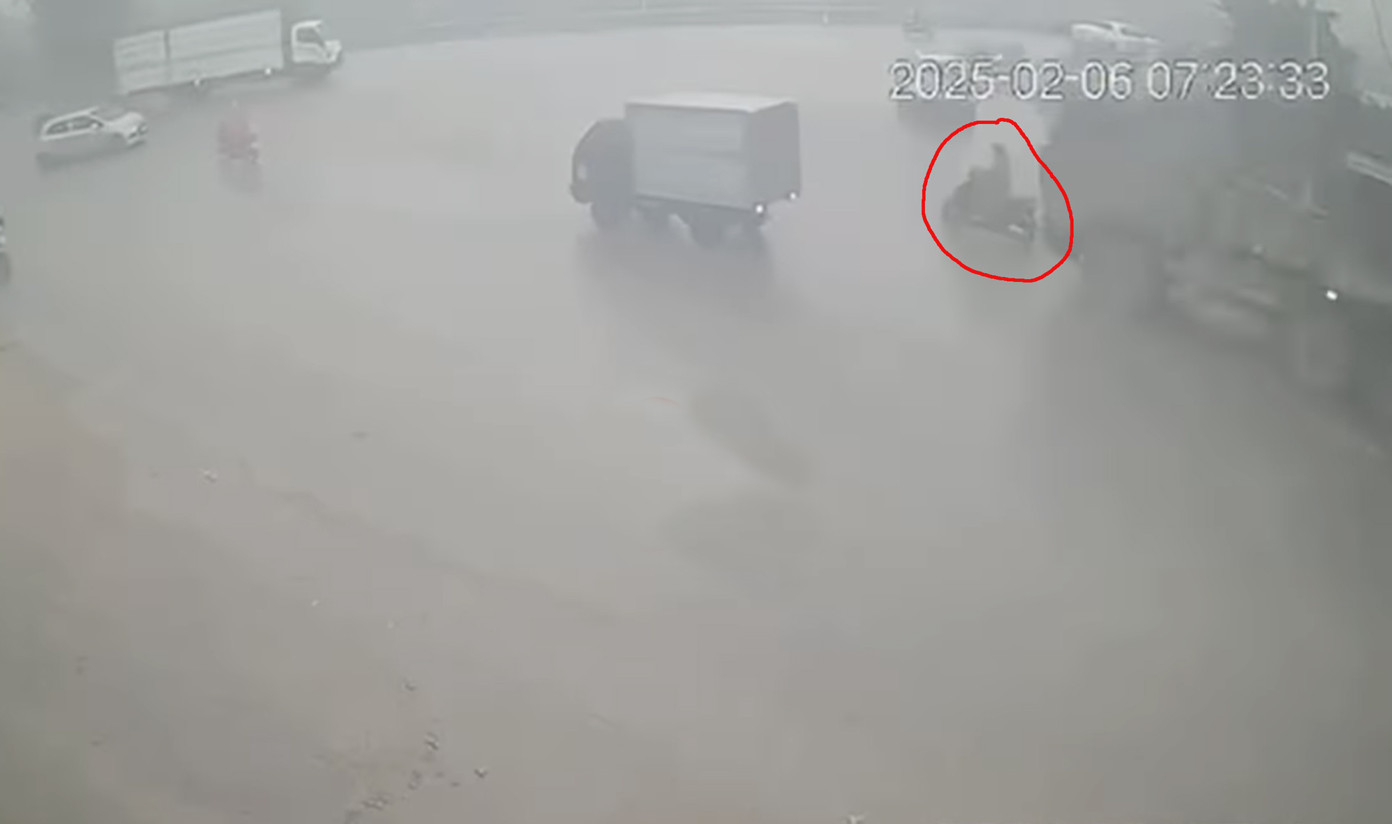 Xe đầu k&eacute;o từ ph&iacute;a sau chồm l&ecirc;n c&aacute;n tử vong c&ocirc; g&aacute;i trẻ ở n&uacute;t giao tr&ecirc;n QL39 - Ảnh 2.