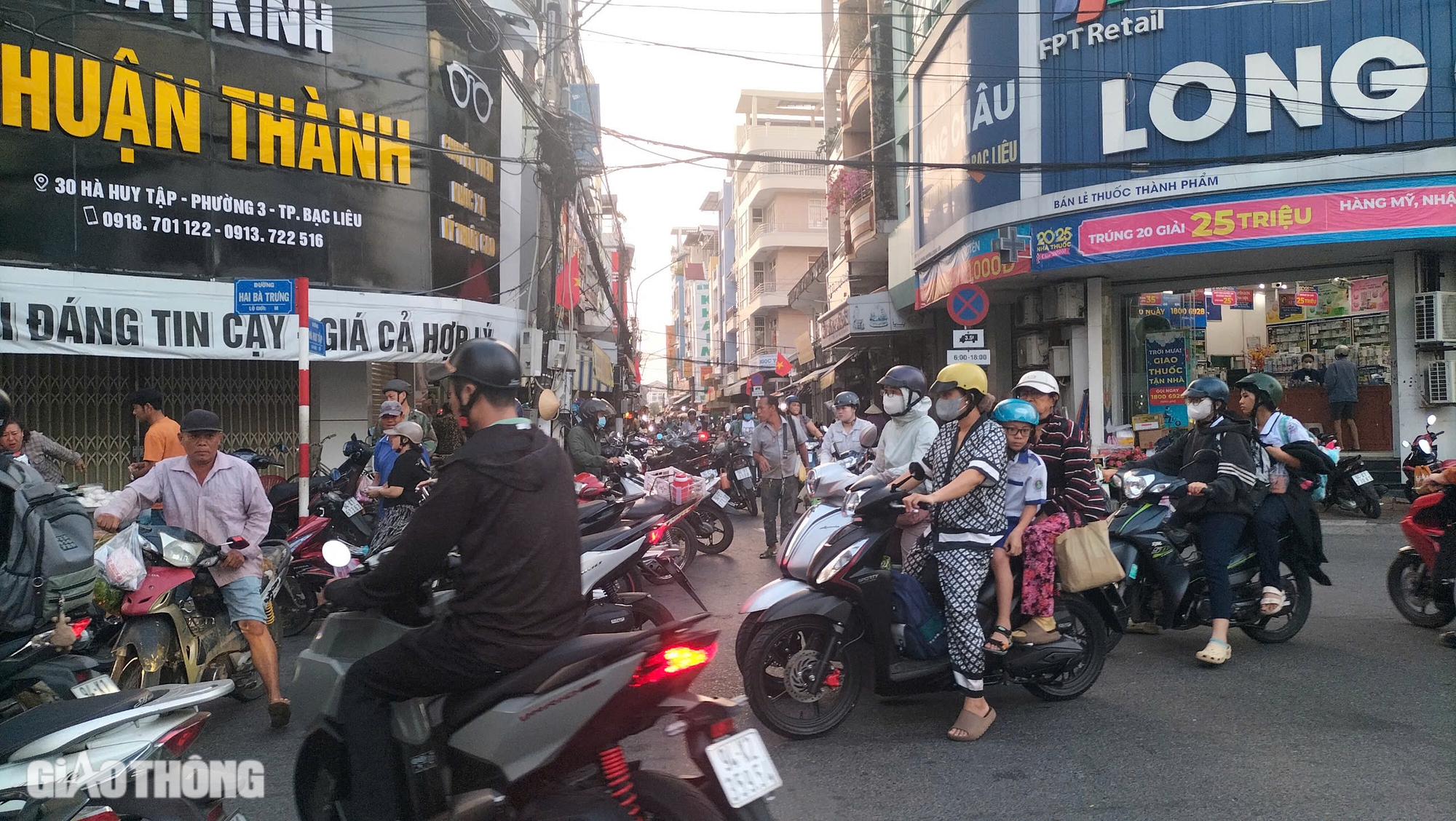 Bạc Liêu: Người dân tấp nập mua lễ vật ngày vía Thần Tài- Ảnh 1. Bạc Liêu: Người dân tấp nập mua lễ vật ngày vía Thần Tài- Ảnh 1.