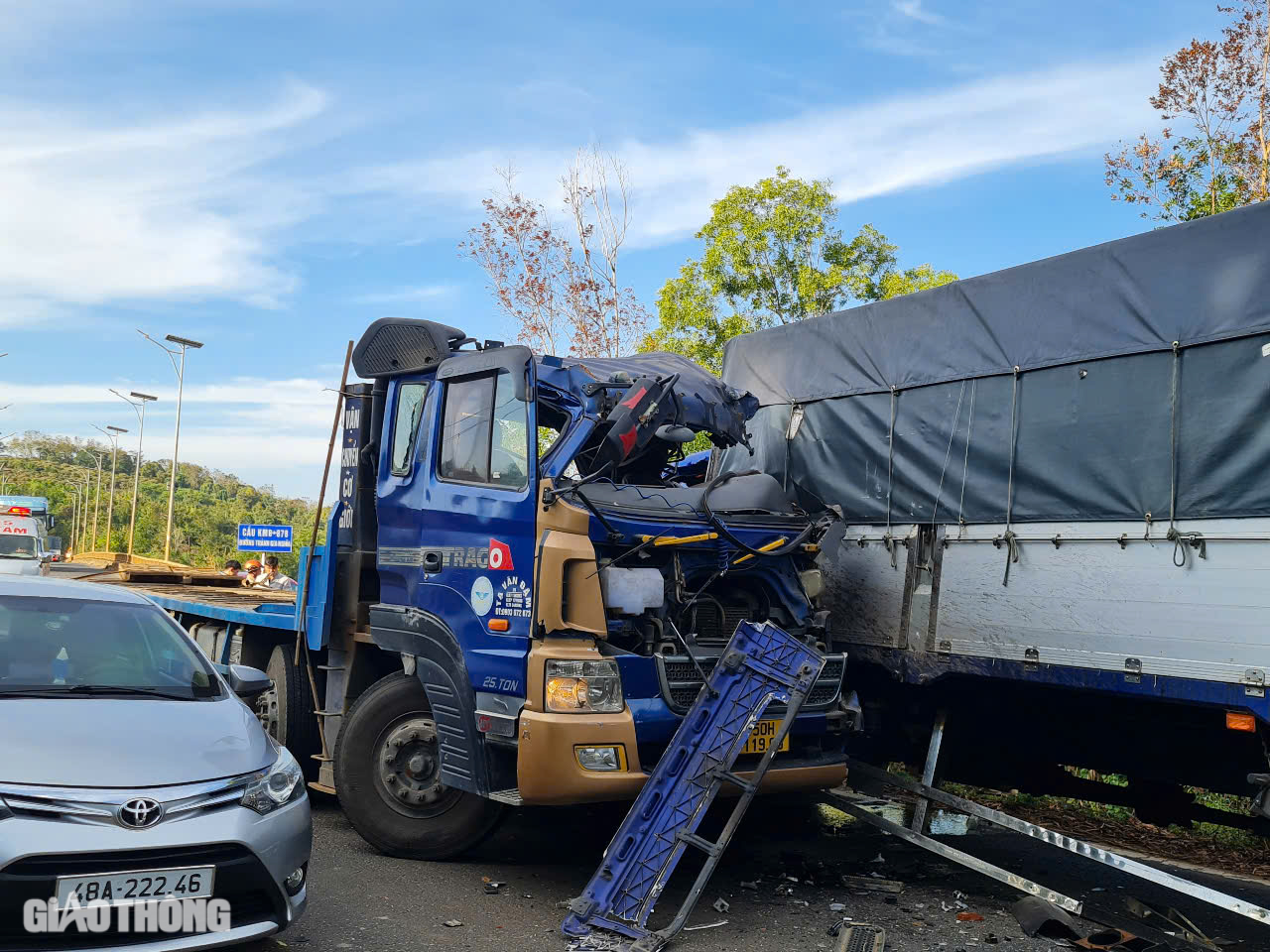 Hai xe tải t&ocirc;ng trực diện, người d&acirc;n ph&aacute; cửa cứu t&agrave;i xế bị kẹt trong cabin- Ảnh 2.