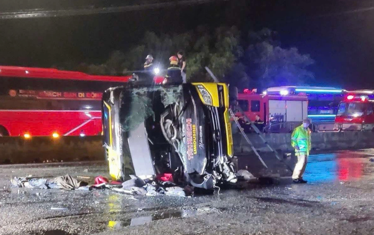 Xe kh&aacute;ch đ&acirc;m v&agrave;o dải ph&acirc;n c&aacute;ch khiến 3 người tử vong c&oacute; c&ograve;n hạn kiểm định?- Ảnh 1.