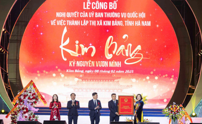 Ph&oacute; chủ tịch Quốc hội trao quyết định th&agrave;nh lập thị x&atilde; Kim Bảng- Ảnh 1.