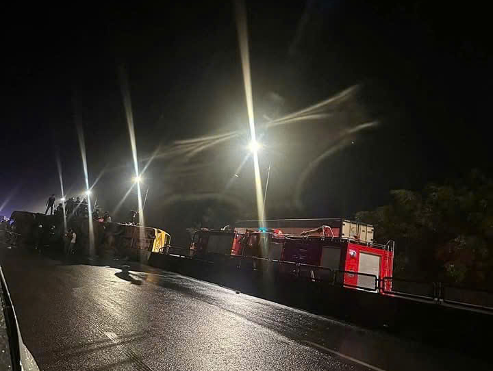 Tai nạn ở Ph&uacute; Y&ecirc;n: Xe kh&aacute;ch tự t&ocirc;ng v&agrave;o dải ph&acirc;n c&aacute;ch, 3 người tử vong- Ảnh 1.