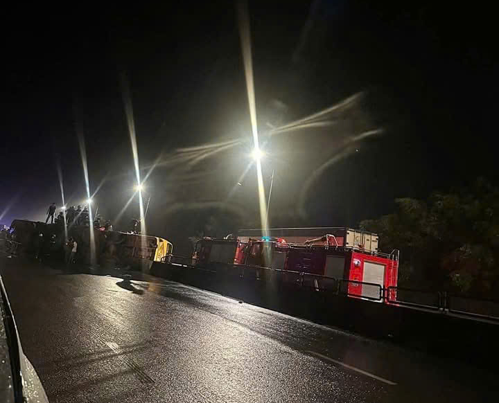 Cận cảnh hiện trường vụ lật xe khách khiến 3 người tử vong ở Phú Yên- Ảnh 5. Cận cảnh hiện trường vụ lật xe khách khiến 3 người tử vong ở Phú Yên- Ảnh 5.