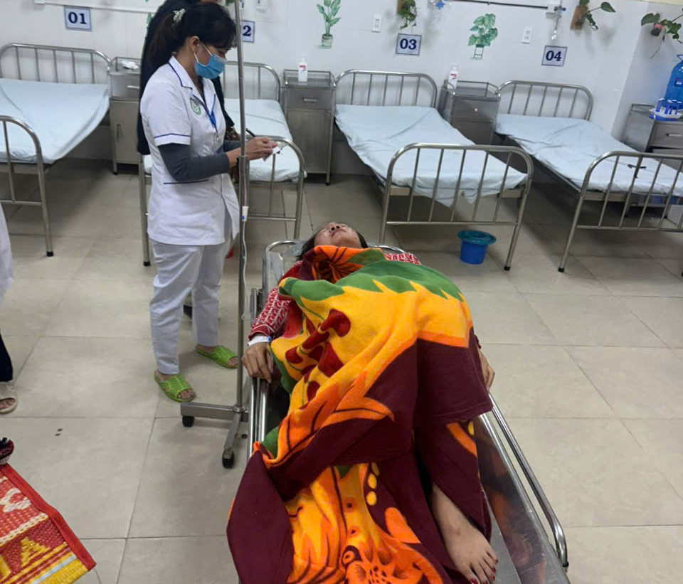 Cận cảnh hiện trường vụ lật xe khách khiến 3 người tử vong ở Phú Yên- Ảnh 8. Cận cảnh hiện trường vụ lật xe khách khiến 3 người tử vong ở Phú Yên- Ảnh 8.