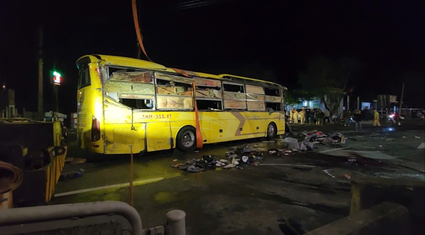 Cận cảnh hiện trường vụ lật xe khách khiến 3 người tử vong ở Phú Yên- Ảnh 1. Cận cảnh hiện trường vụ lật xe khách khiến 3 người tử vong ở Phú Yên- Ảnh 1.