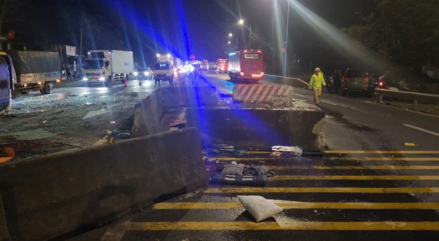 Cận cảnh hiện trường vụ lật xe khách khiến 3 người tử vong ở Phú Yên- Ảnh 2. Cận cảnh hiện trường vụ lật xe khách khiến 3 người tử vong ở Phú Yên- Ảnh 2.