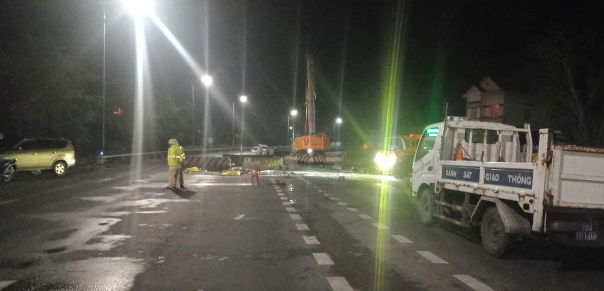 Cận cảnh hiện trường vụ lật xe khách khiến 3 người tử vong ở Phú Yên- Ảnh 6. Cận cảnh hiện trường vụ lật xe khách khiến 3 người tử vong ở Phú Yên- Ảnh 6.