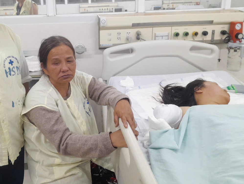 Tai nạn xe kh&aacute;ch ở Ph&uacute; Y&ecirc;n: X&oacute;t xa mẹ m&ugrave; xin cứu chữa đứa con bị đứt l&igrave;a c&aacute;nh tay- Ảnh 1.