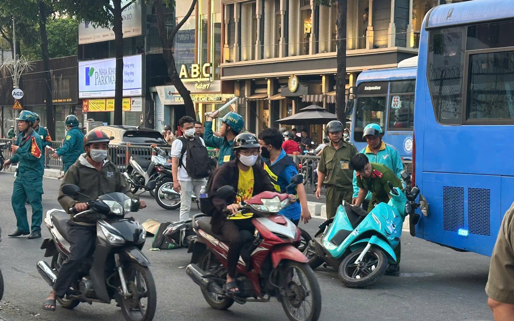 Tai nạn giao th&ocirc;ng giữa hai xe m&aacute;y với xe bu&yacute;t, một người đ&agrave;n &ocirc;ng tử vong tại chỗ