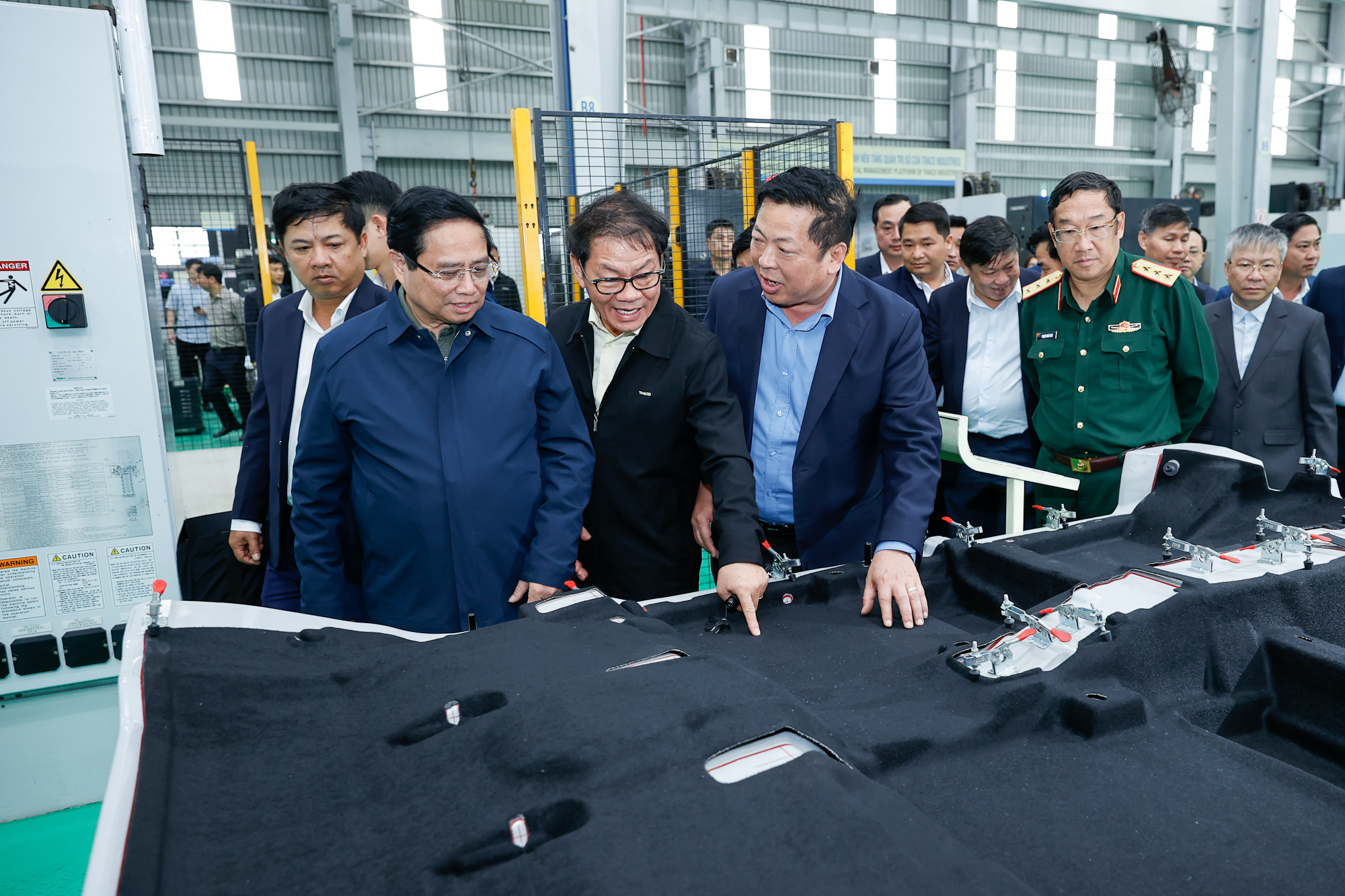Thủ tướng đề nghị THACO nghi&ecirc;n cứu sản xuất toa t&agrave;u đường sắt tốc độ cao- Ảnh 1.