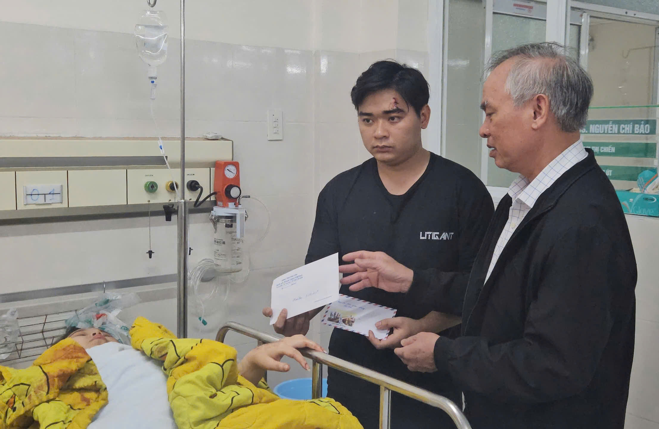 Nạn nhân kinh hoàng kể giây phút xe khách lật ở Phú Yên khiến 3 người chết- Ảnh 2. Nạn nhân kinh hoàng kể giây phút xe khách lật ở Phú Yên khiến 3 người chết- Ảnh 2.