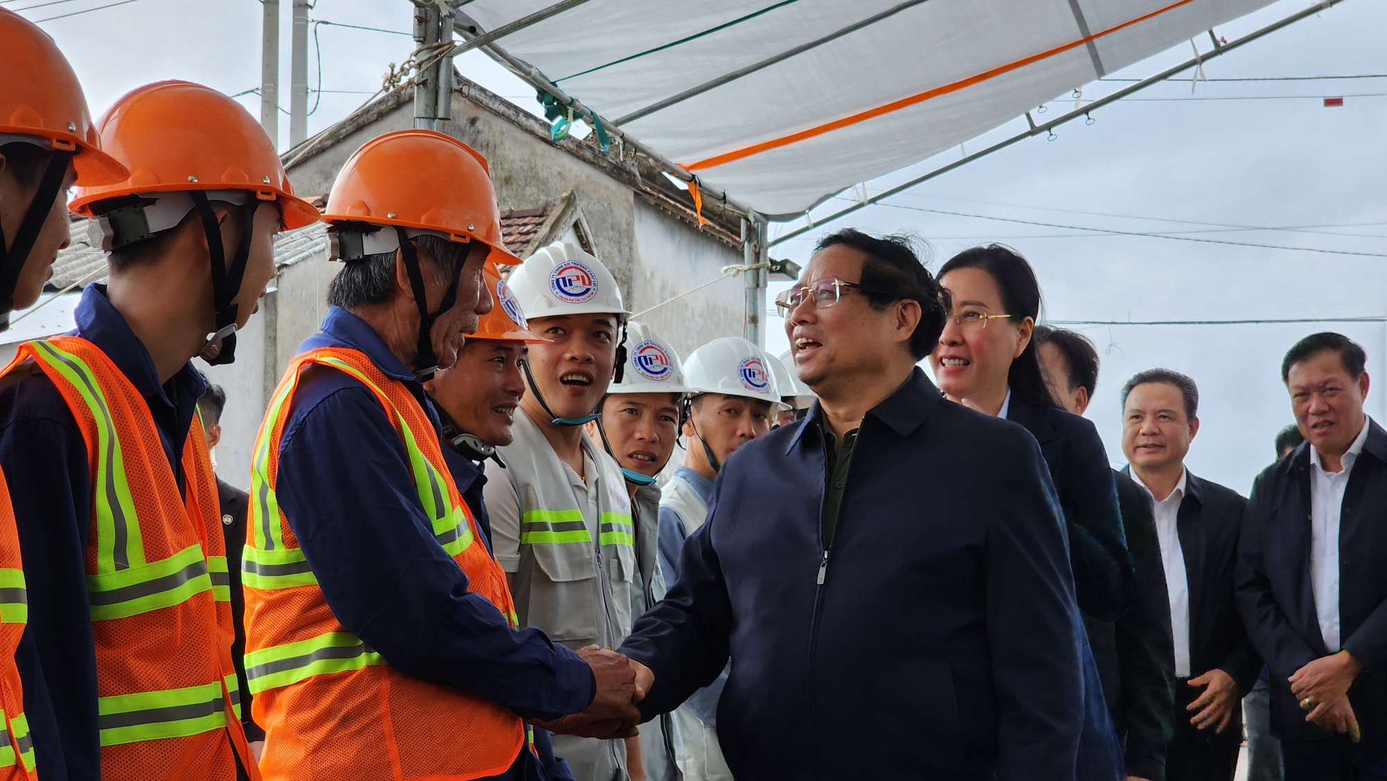 Thủ tướng: "Qua s&ocirc;ng bắc cầu, qua ruộng đổ đất" l&agrave;m nhanh đường ven biển- Ảnh 5.