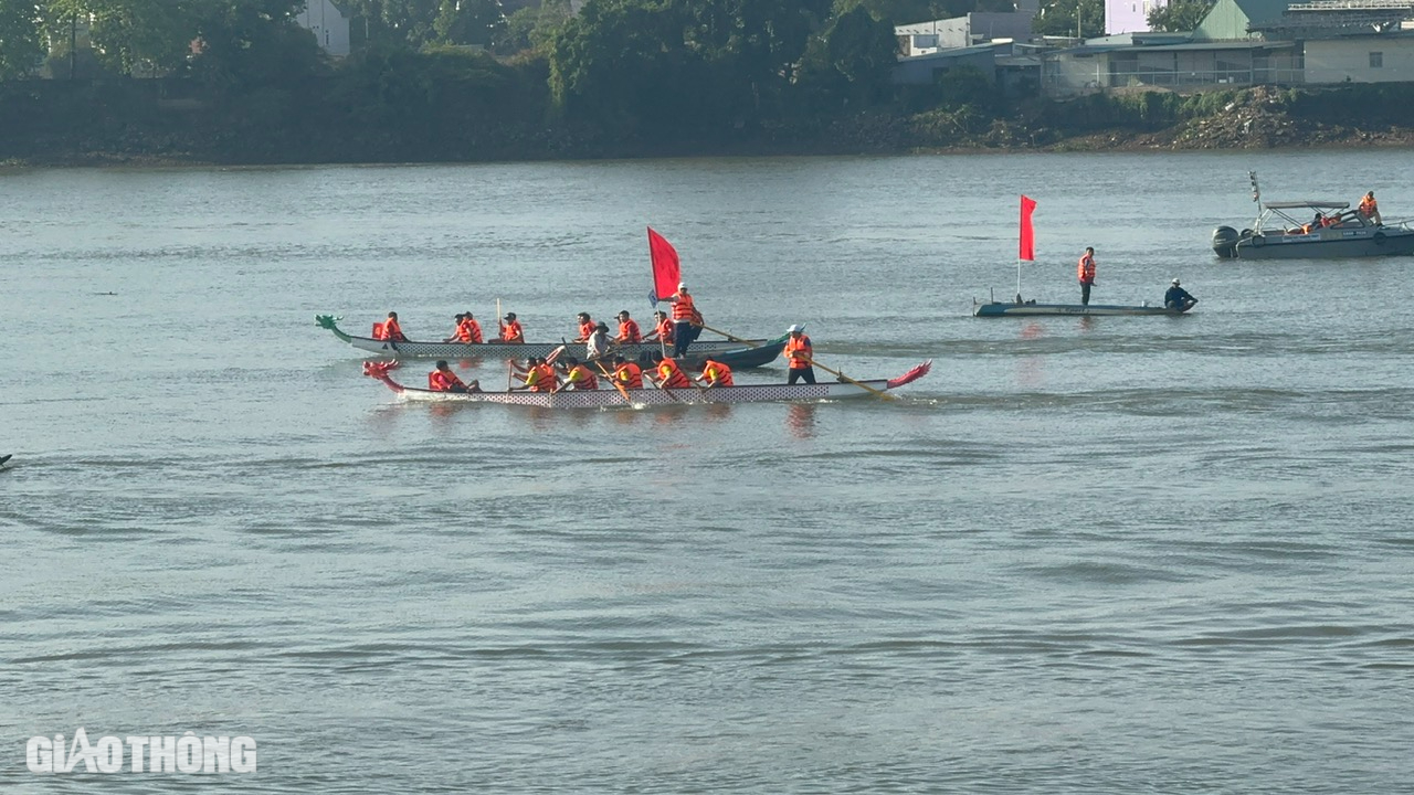 Người d&acirc;n m&atilde;n nh&atilde;n với giải đua thuyền v&agrave; m&agrave;n nh&agrave;o lộn tr&ecirc;n s&ocirc;ng Đồng Nai- Ảnh 1.