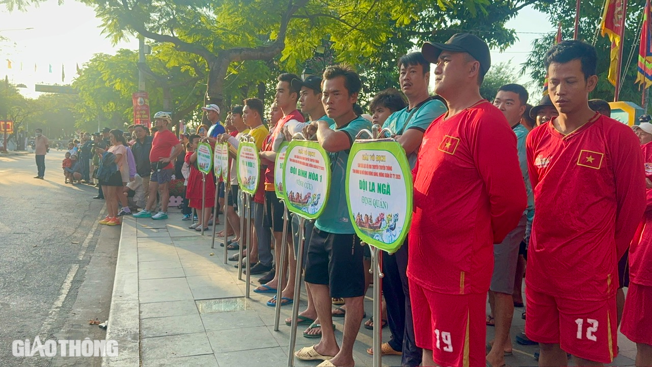 Người d&acirc;n m&atilde;n nh&atilde;n với giải đua thuyền v&agrave; m&agrave;n nh&agrave;o lộn tr&ecirc;n s&ocirc;ng Đồng Nai- Ảnh 10.