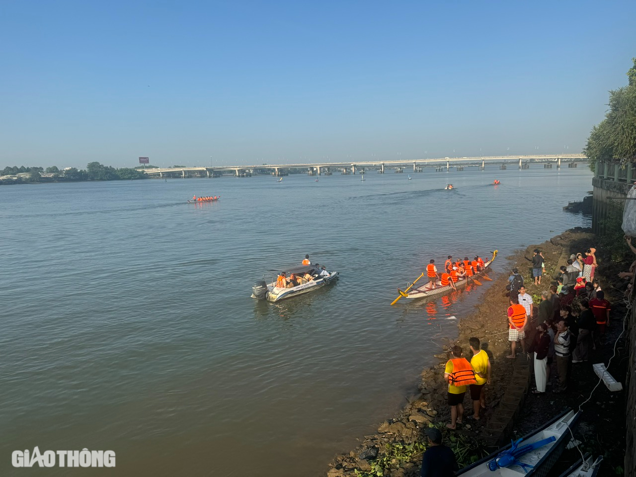 Người d&acirc;n m&atilde;n nh&atilde;n với giải đua thuyền v&agrave; m&agrave;n nh&agrave;o lộn tr&ecirc;n s&ocirc;ng Đồng Nai- Ảnh 3.