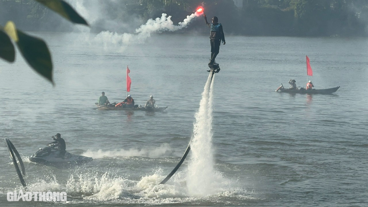 Người d&acirc;n m&atilde;n nh&atilde;n với giải đua thuyền v&agrave; m&agrave;n nh&agrave;o lộn tr&ecirc;n s&ocirc;ng Đồng Nai- Ảnh 5.