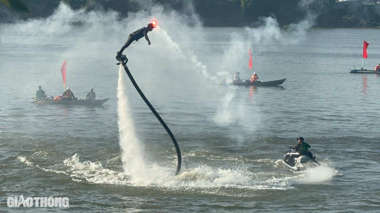 Người d&acirc;n m&atilde;n nh&atilde;n với giải đua thuyền v&agrave; m&agrave;n nh&agrave;o lộn tr&ecirc;n s&ocirc;ng Đồng Nai- Ảnh 9.
