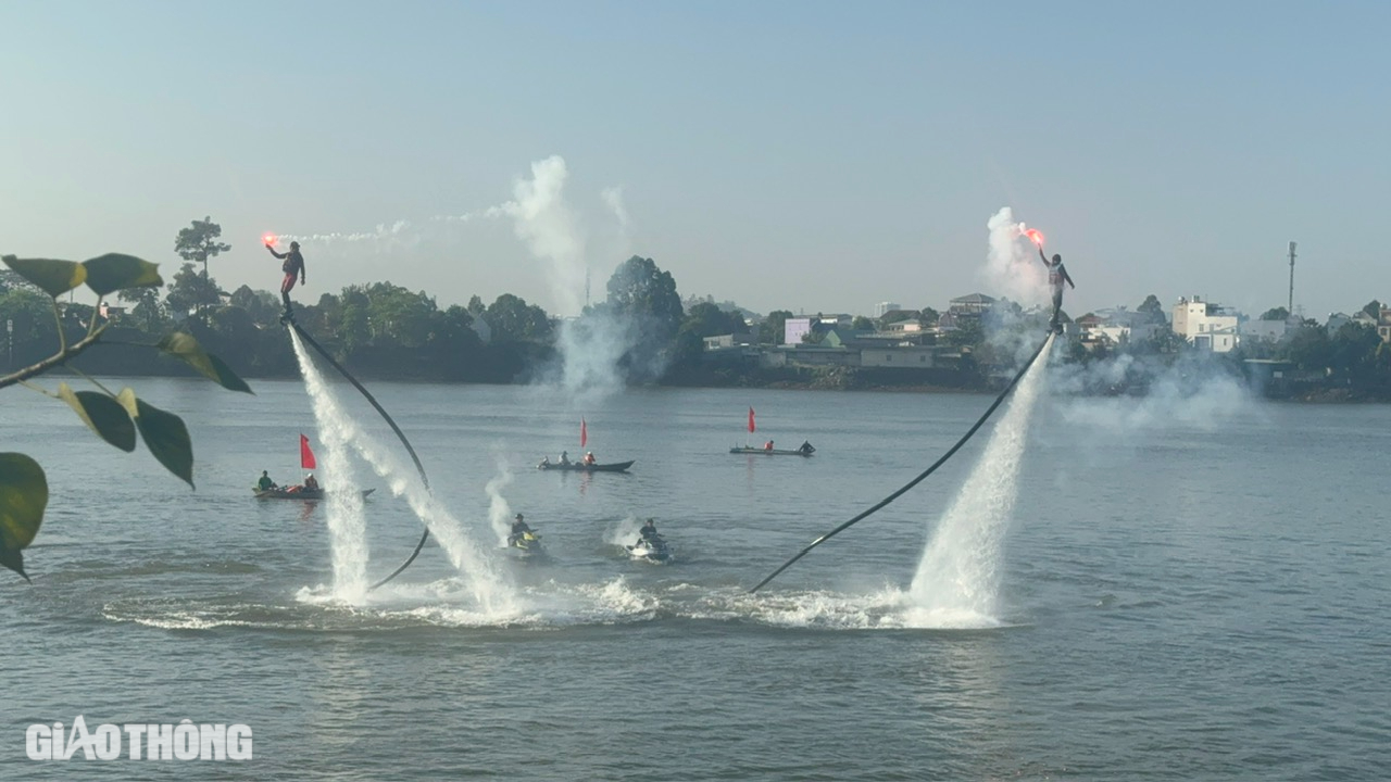 Người d&acirc;n m&atilde;n nh&atilde;n với giải đua thuyền v&agrave; m&agrave;n nh&agrave;o lộn tr&ecirc;n s&ocirc;ng Đồng Nai- Ảnh 4.
