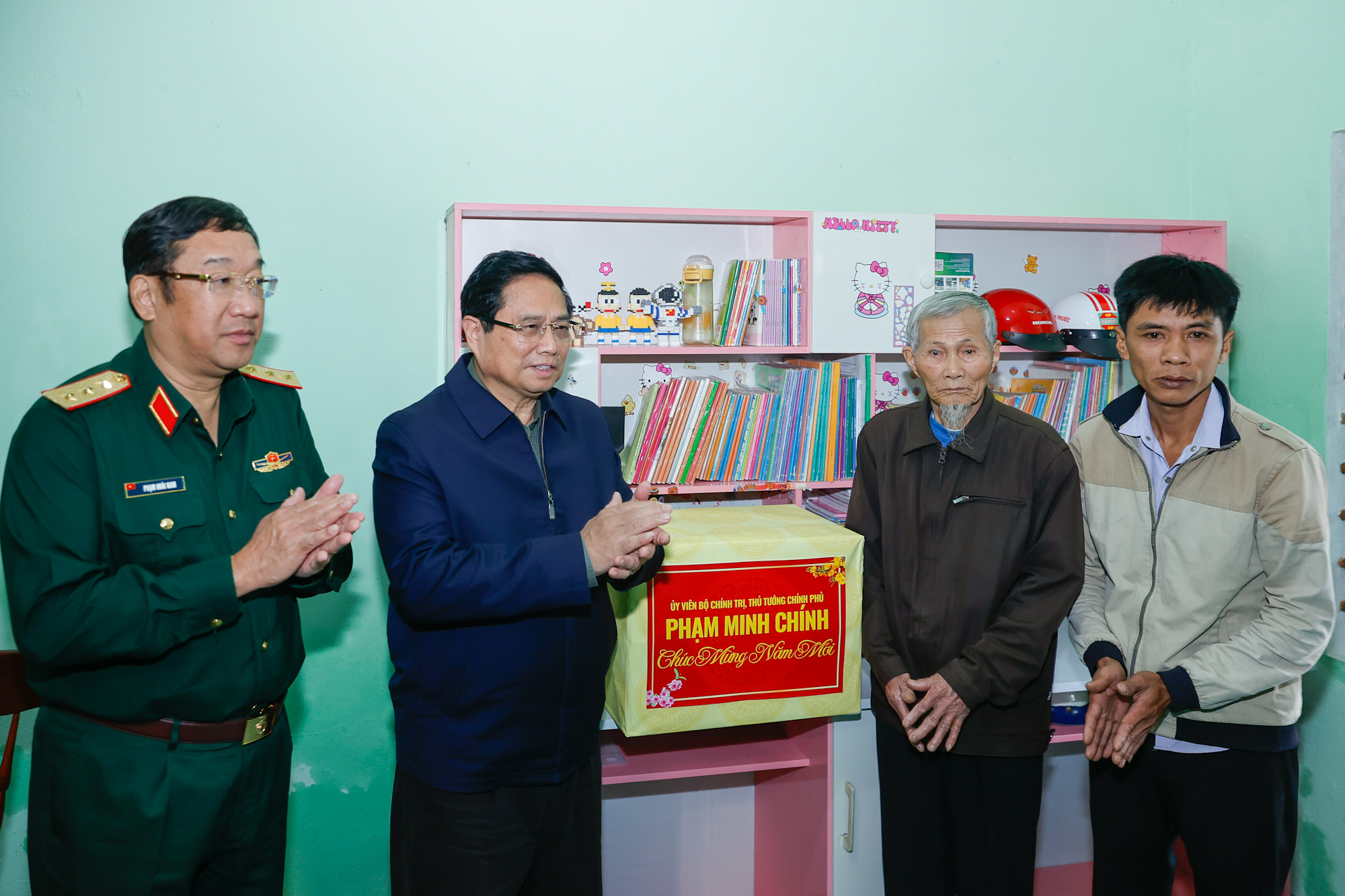 Thủ tướng kiểm tra việc x&oacute;a nh&agrave; tạm, nh&agrave; dột n&aacute;t tại Quảng Ng&atilde;i- Ảnh 1.