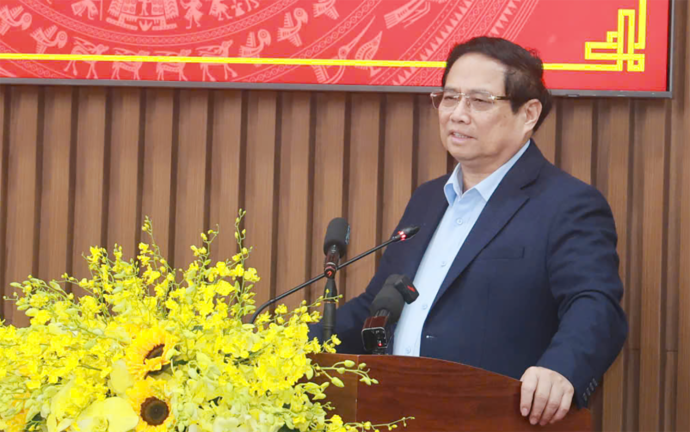 Thủ tướng: Quảng Ng&atilde;i đầu tư mạnh kết cấu hạ tầng, "c&oacute; lợi cho d&acirc;n, cho nước th&igrave; l&agrave;m"- Ảnh 1.