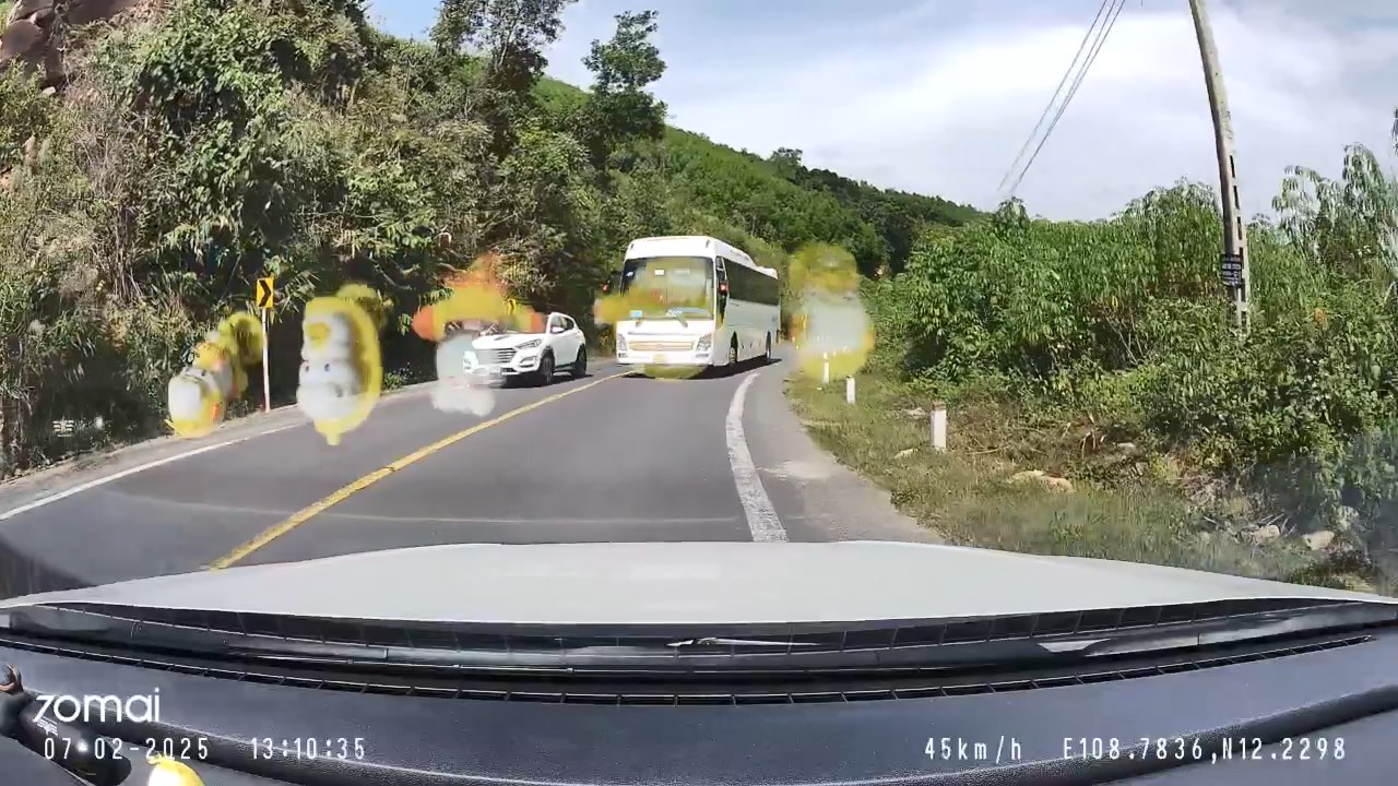 H&uacute; hồn xe kh&aacute;ch vượt ẩu, su&yacute;t g&acirc;y tai nạn tr&ecirc;n quốc lộ 27C- Ảnh 2.