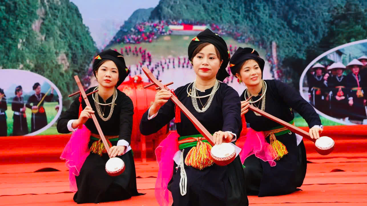 Ngh&igrave;n người n&ocirc; nức dự lễ hội cầu may ở Y&ecirc;n B&aacute;i- Ảnh 3.