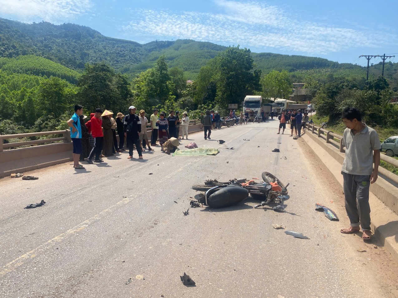 Người đ&agrave;n &ocirc;ng đi xe m&aacute;y tử vong sau va chạm với xe đầu k&eacute;o ở Quảng B&igrave;nh- Ảnh 1.