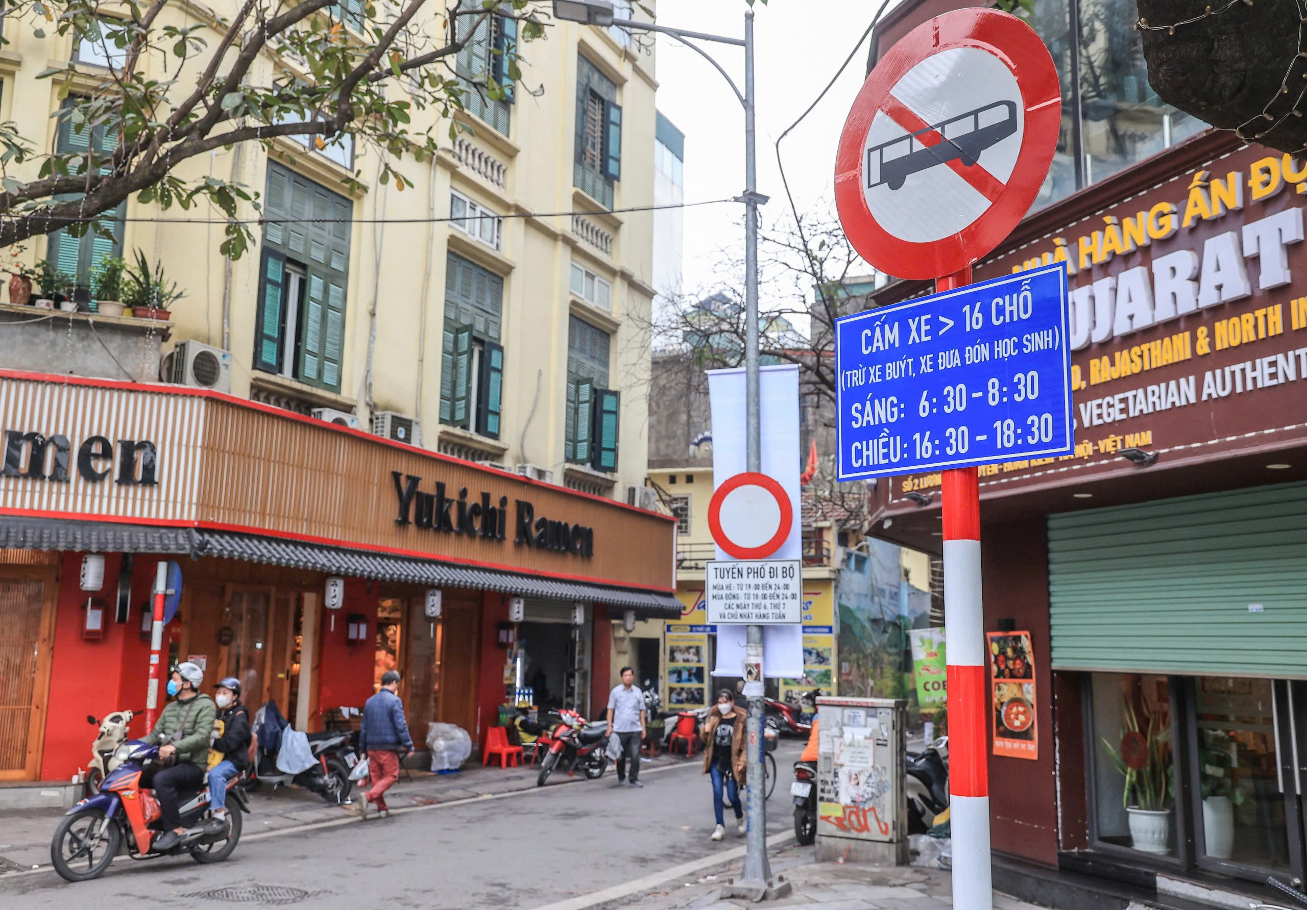 Ng&agrave;y đầu hạn chế xe tr&ecirc;n 16 chỗ v&agrave;o khu vực phố cổ H&agrave; Nội- Ảnh 2.