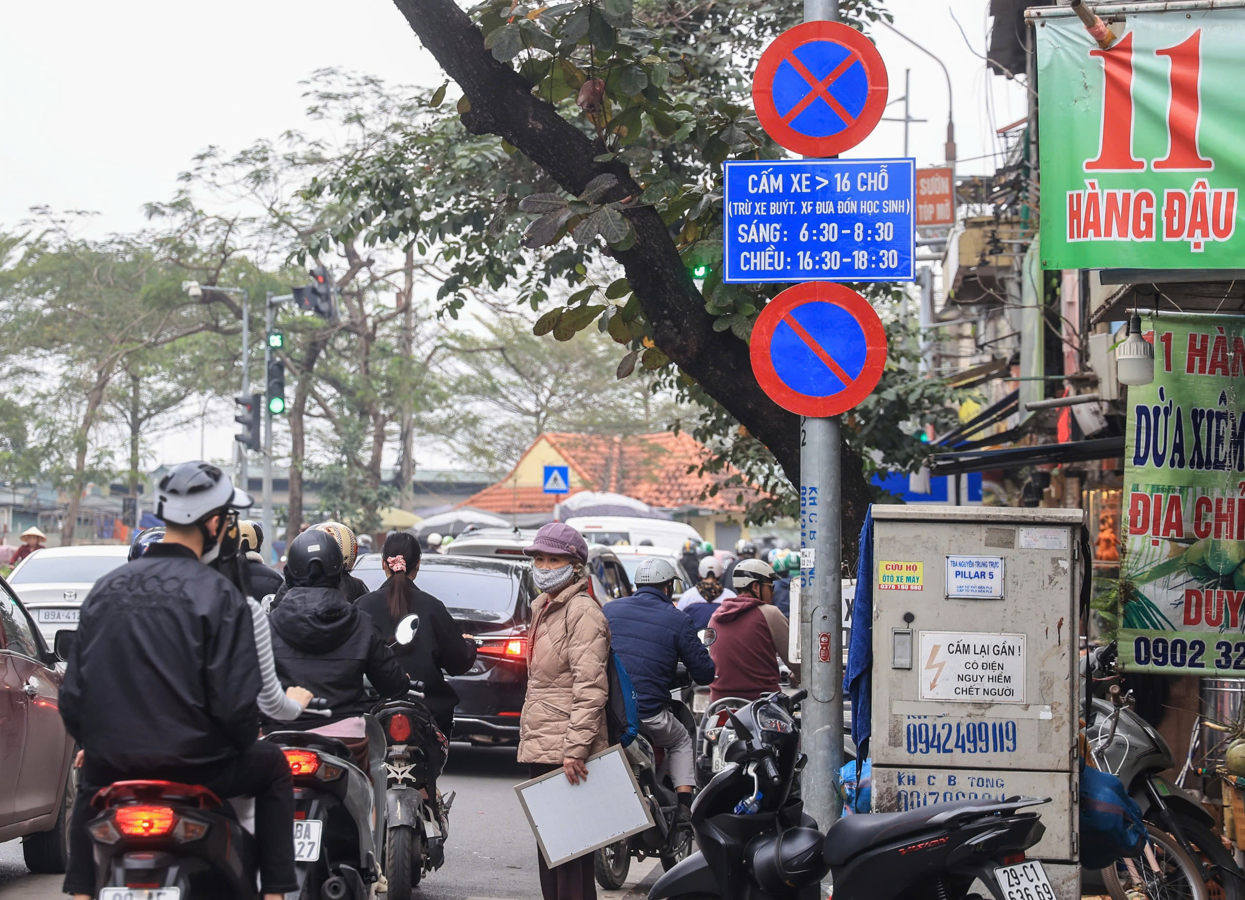 Ng&agrave;y đầu hạn chế xe tr&ecirc;n 16 chỗ v&agrave;o khu vực phố cổ H&agrave; Nội- Ảnh 1.