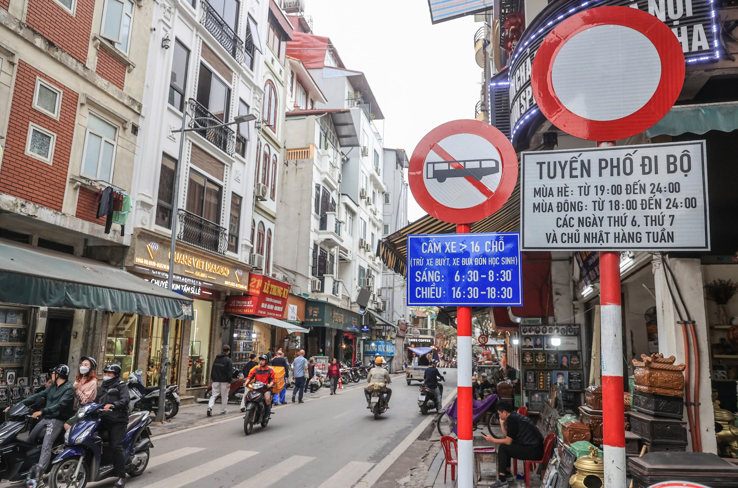 Ng&agrave;y đầu hạn chế xe tr&ecirc;n 16 chỗ v&agrave;o khu vực phố cổ H&agrave; Nội- Ảnh 3.