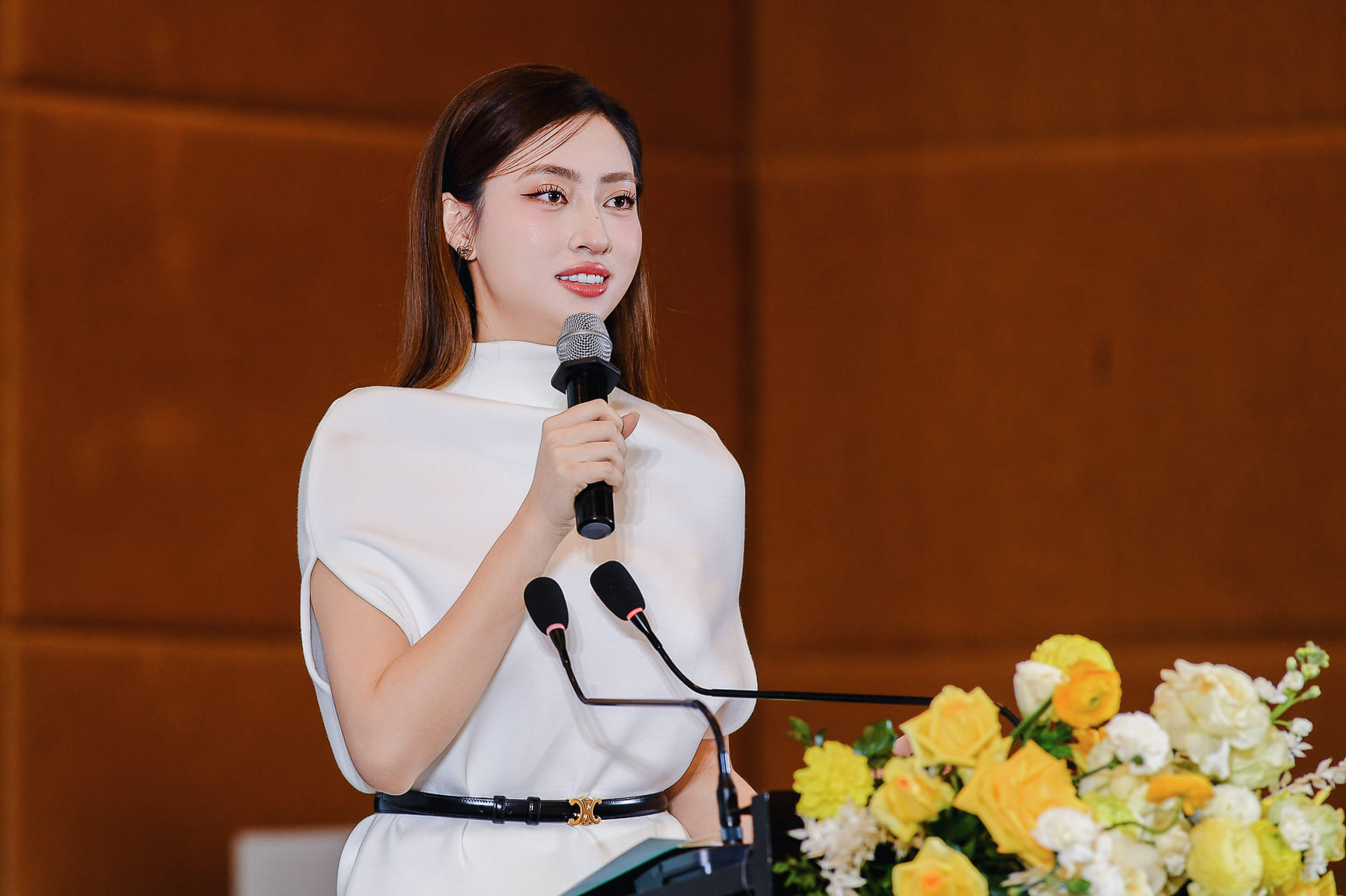 Hoa hậu Lương Th&ugrave;y Linh gợi &yacute; c&aacute;ch sống xanh thời thượng, tiết kiệm- Ảnh 2.