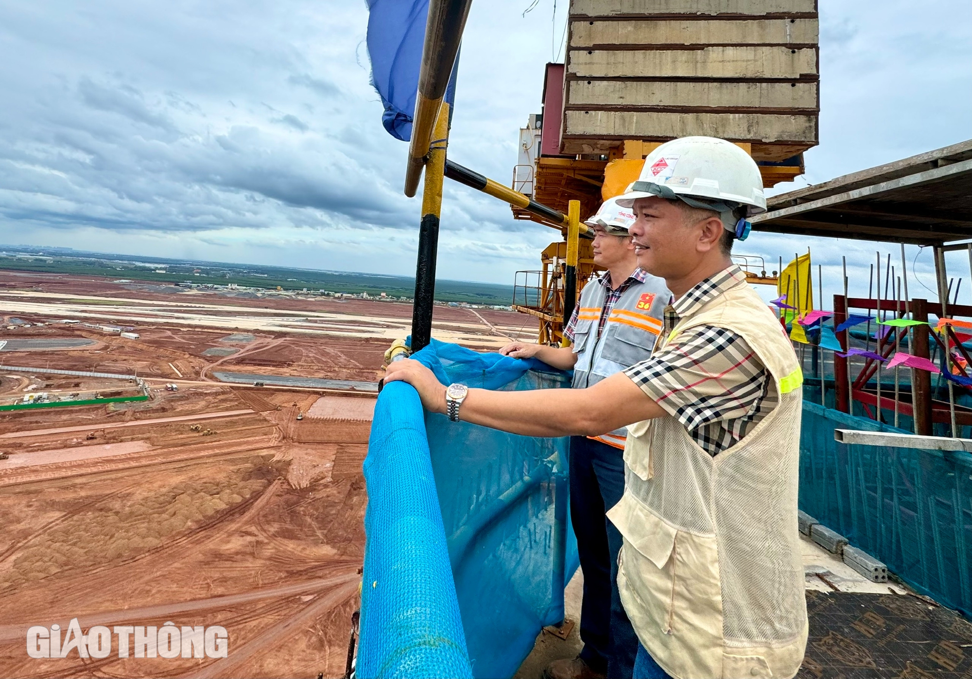 Lắp kết cấu th&eacute;p cho th&aacute;p kh&ocirc;ng lưu cao nhất Việt Nam- Ảnh 11.