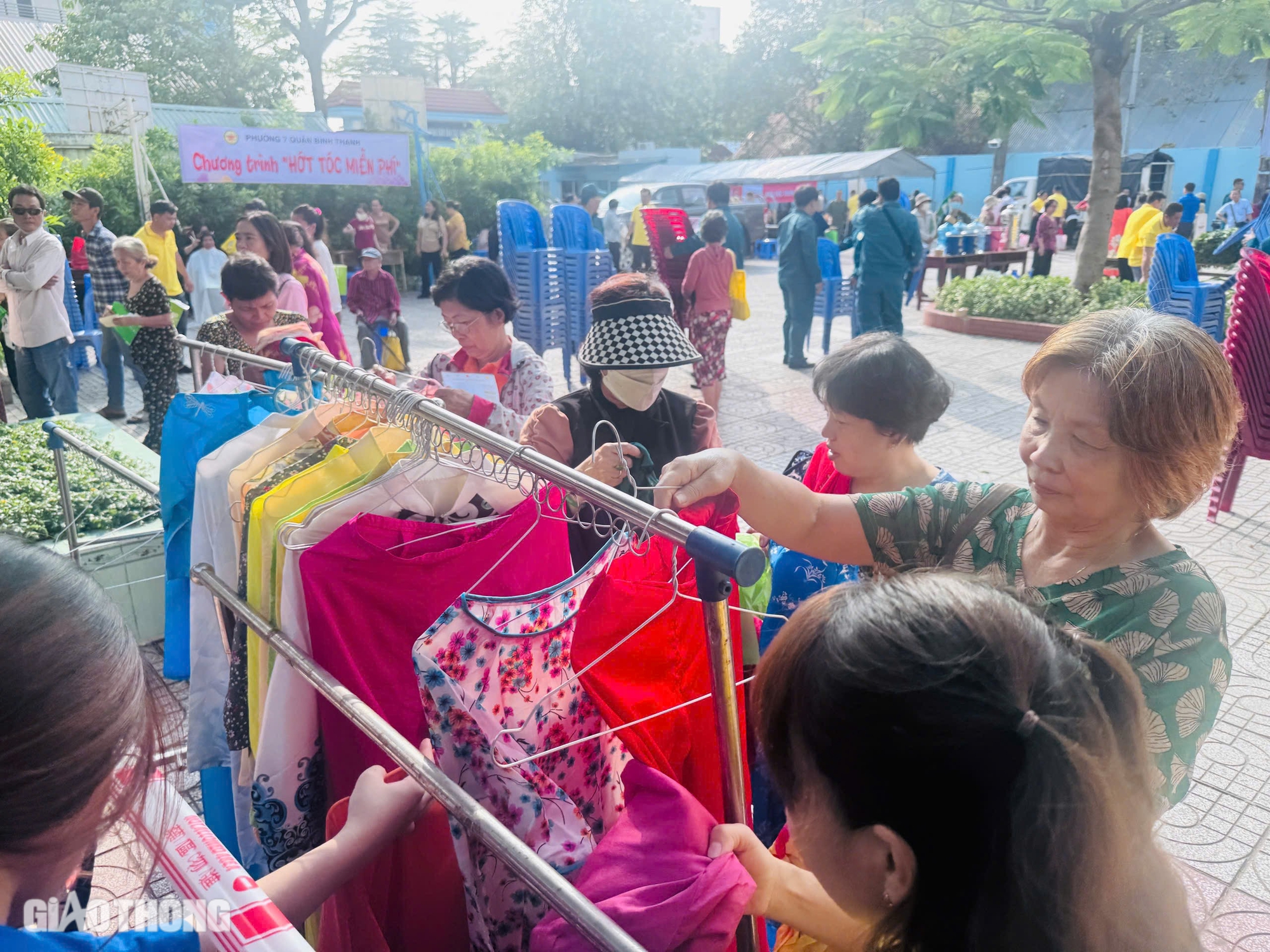 TP.HCM: Người dân phấn khởi trải nghiệm dịch vụ 0 đồng tại ngày hội nghĩa tình- Ảnh 7. TP.HCM: Người dân phấn khởi trải nghiệm dịch vụ 0 đồng tại ngày hội nghĩa tình- Ảnh 7.