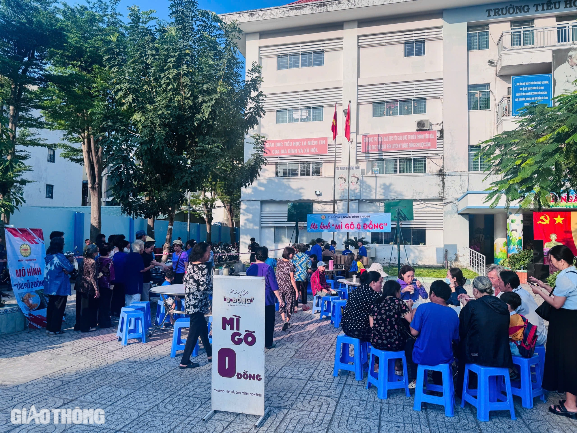 TP.HCM: Người dân phấn khởi trải nghiệm dịch vụ 0 đồng tại ngày hội nghĩa tình- Ảnh 5. TP.HCM: Người dân phấn khởi trải nghiệm dịch vụ 0 đồng tại ngày hội nghĩa tình- Ảnh 5.