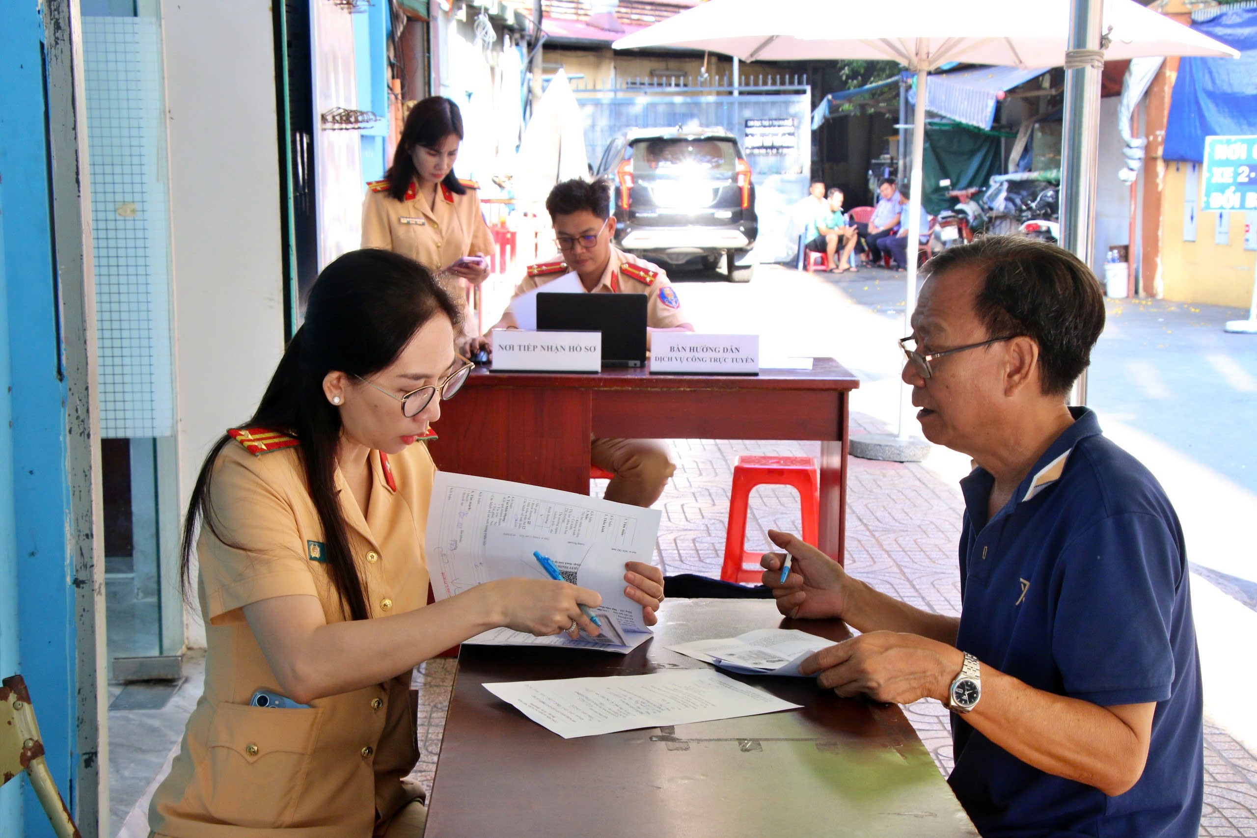 C&ocirc;ng an TP.HCM bắt đầu nhận hồ sơ s&aacute;t hạch, cấp giấy ph&eacute;p l&aacute;i xe tại 3 địa điểm- Ảnh 1.