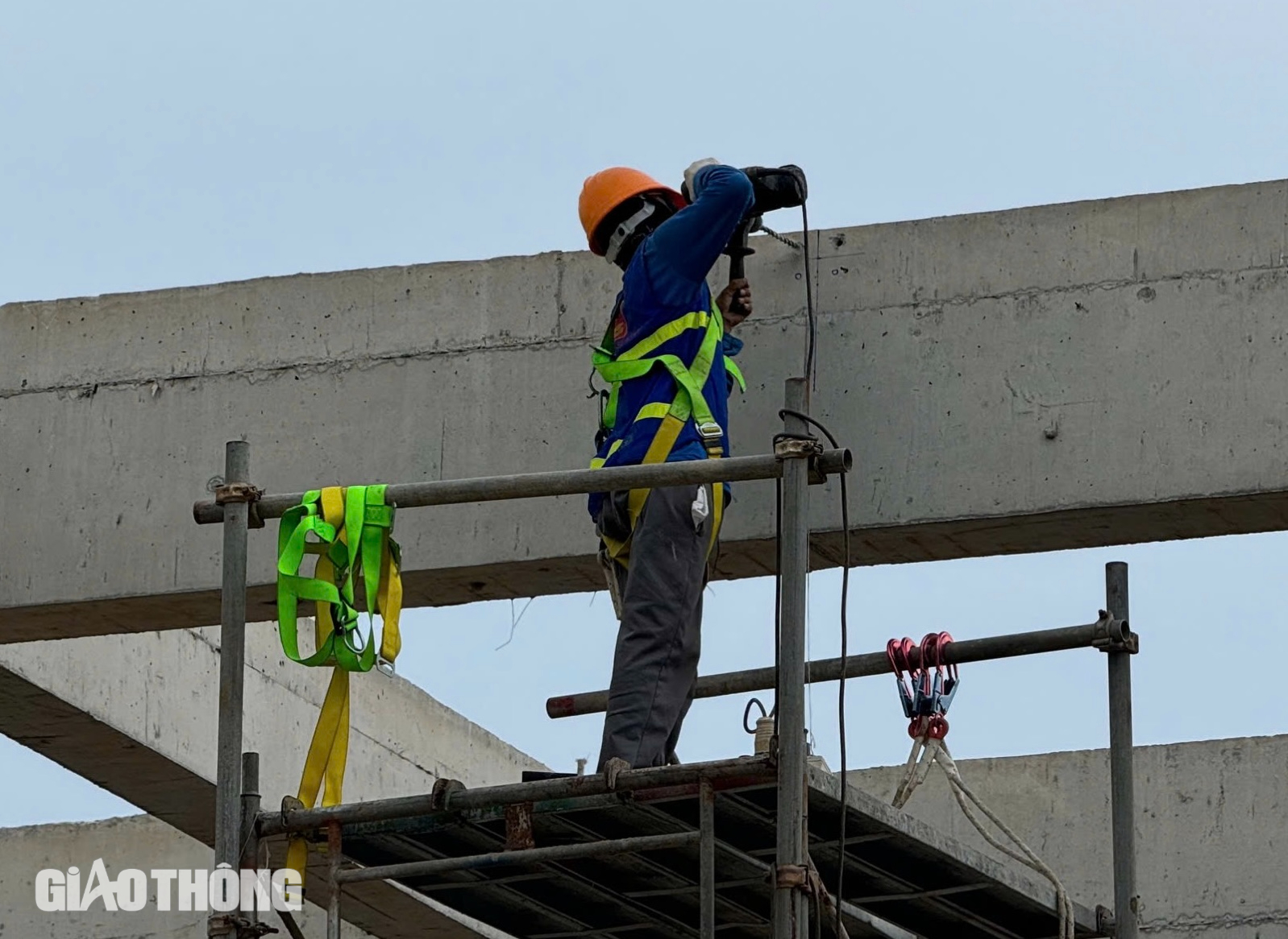 Lắp kết cấu th&eacute;p cho th&aacute;p kh&ocirc;ng lưu cao nhất Việt Nam- Ảnh 6.