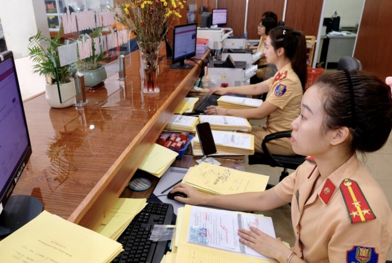 Ngày đầu CSGT thực hiện cấp, đổi GPLX: Việc tiếp nhận thuận tiện, nhanh chóng- Ảnh 2. Ngày đầu CSGT thực hiện cấp, đổi GPLX: Việc tiếp nhận thuận tiện, nhanh chóng- Ảnh 2.